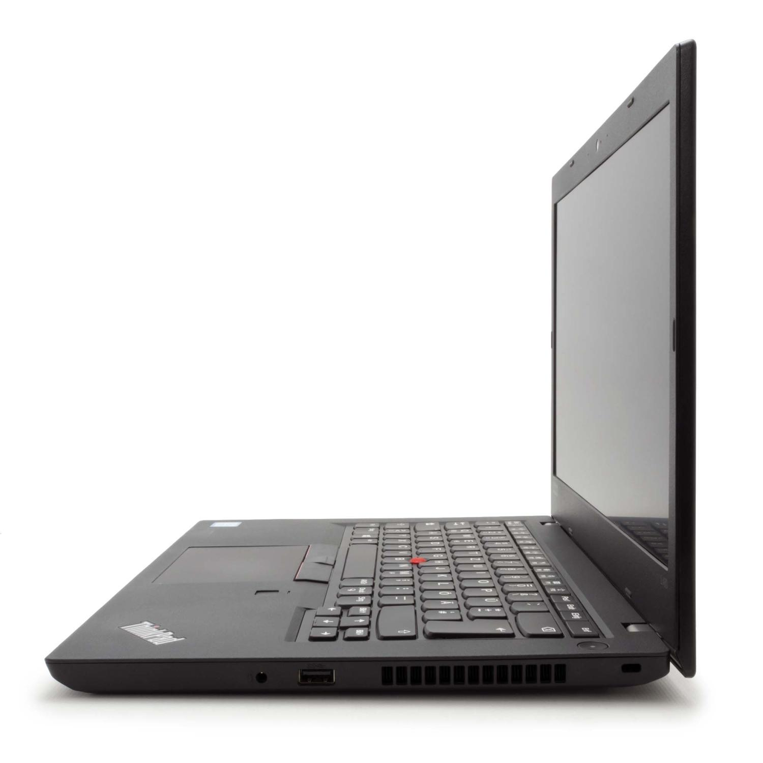 Ein schwarzer Laptop wird von der Seite geöffnet auf einer weißen Oberfläche mit leerem Bildschirm gezeigt.