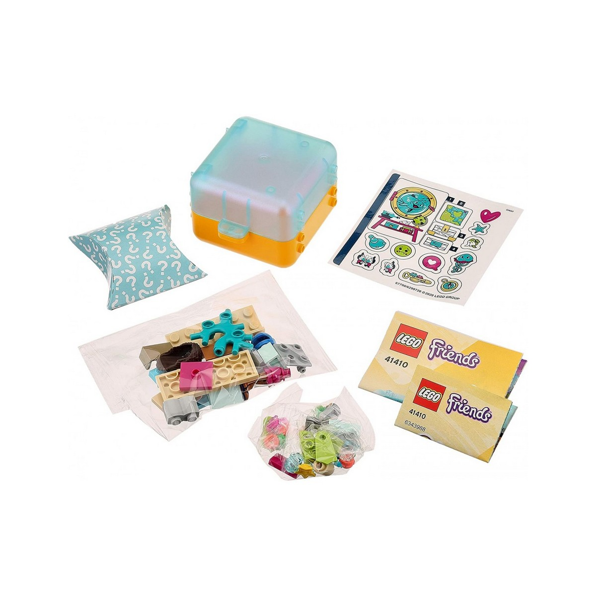 Set Lego Friends con blocchi, adesivi, istruzioni e una scatola. Sono visibili diversi sacchetti di pezzi.