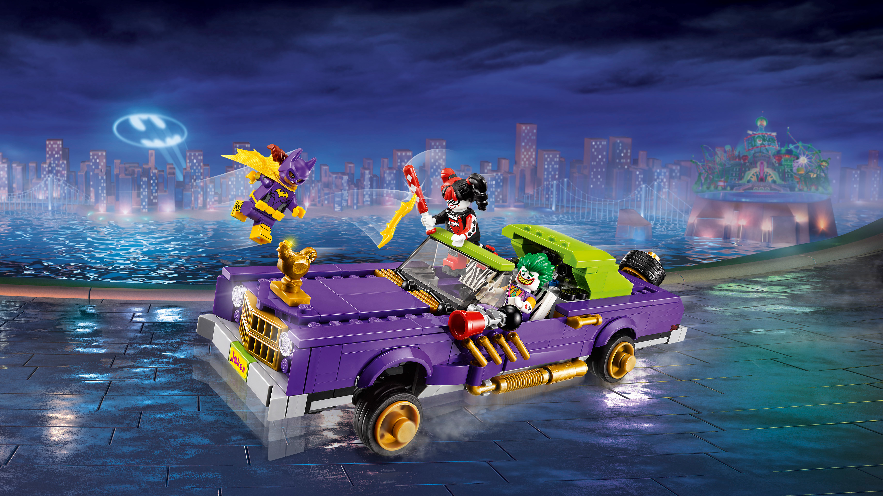Lego set met Joker's auto, Batgirl en Harley Quinn. Skyline op de achtergrond.