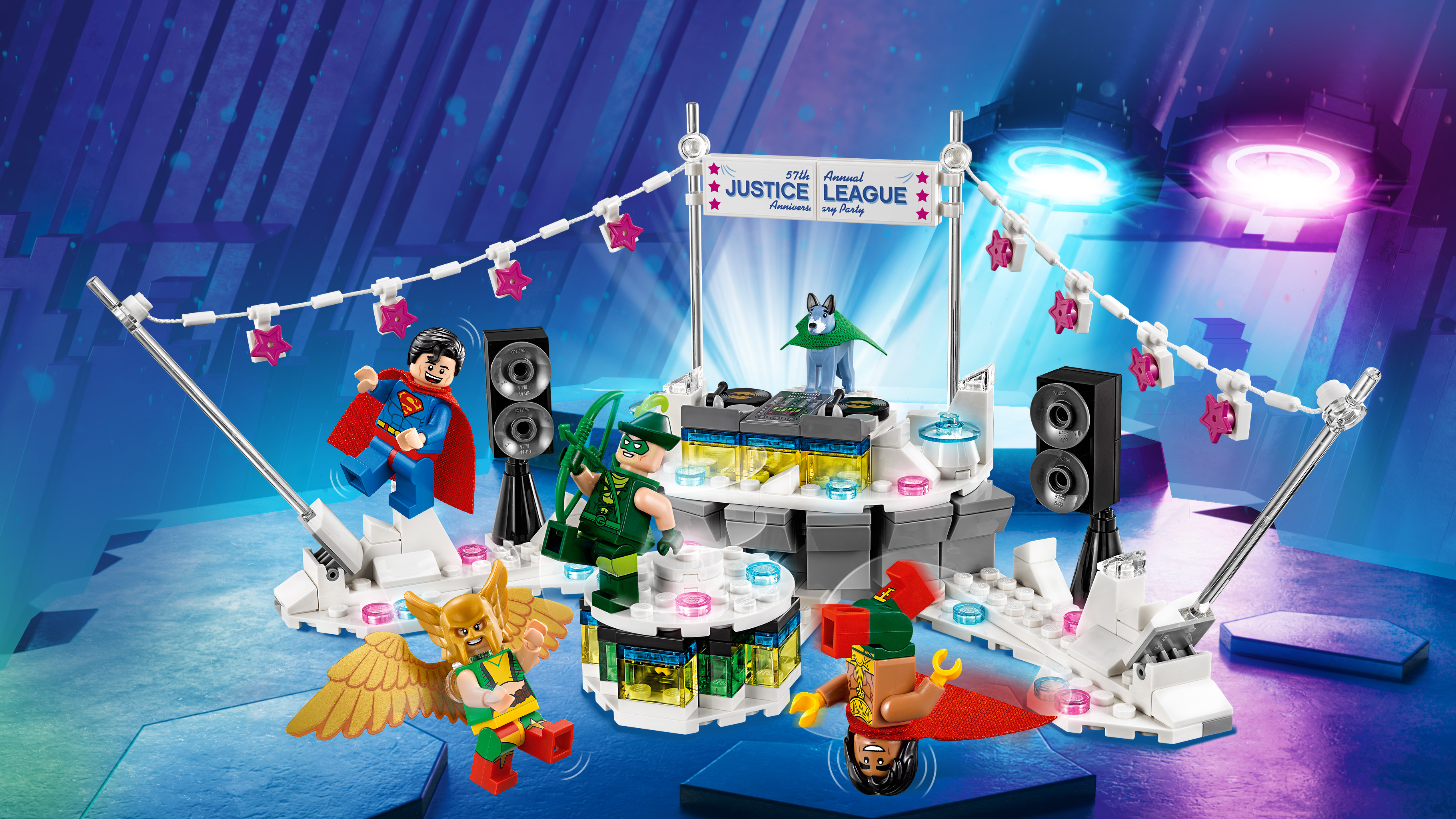 Lego set met Justice League personages op een feestje met een DJ booth, speakers en een podium.