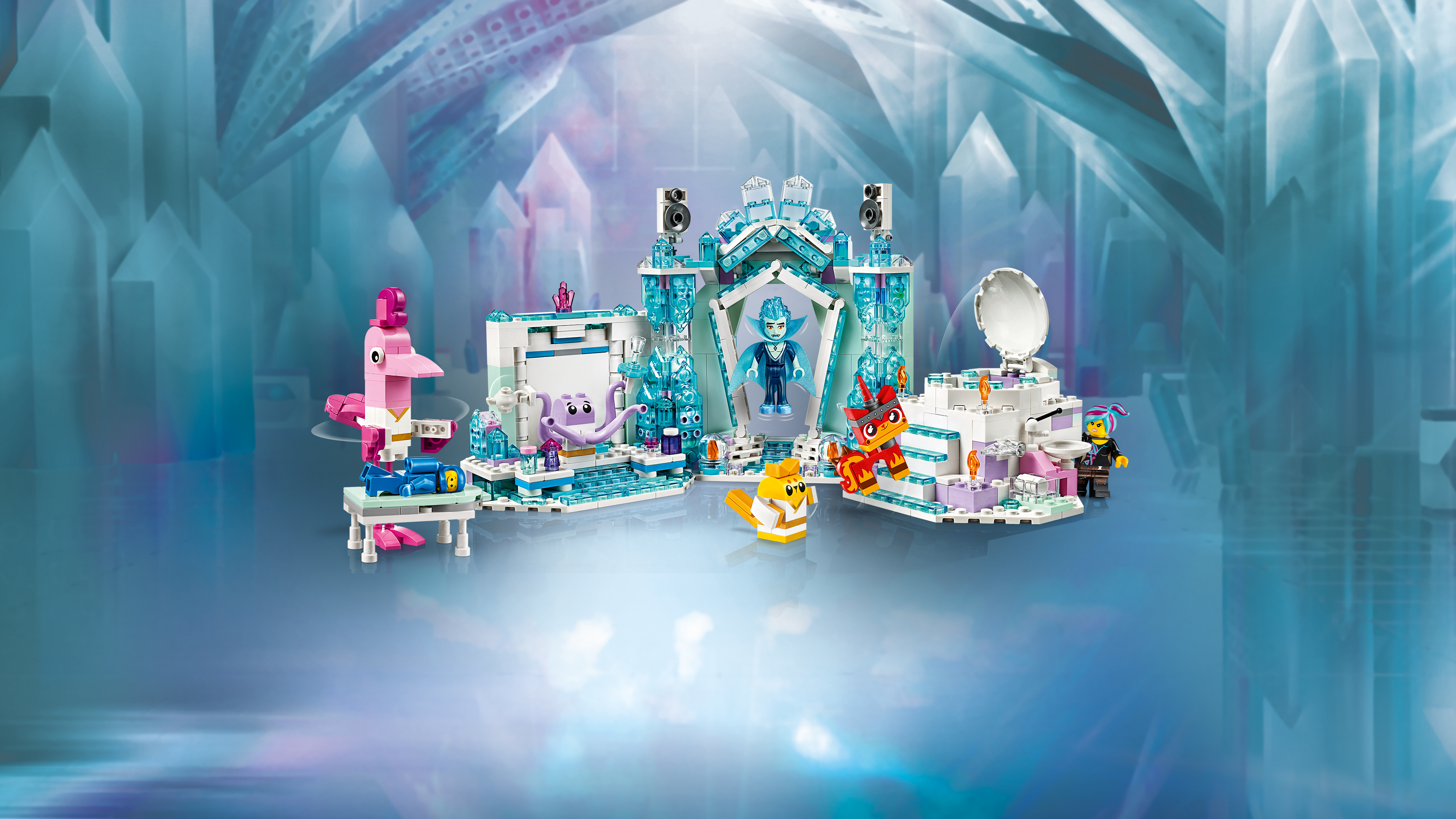 Bir sahne, DJ kabini ve çeşitli karakterlerle Lego Friends seti.
