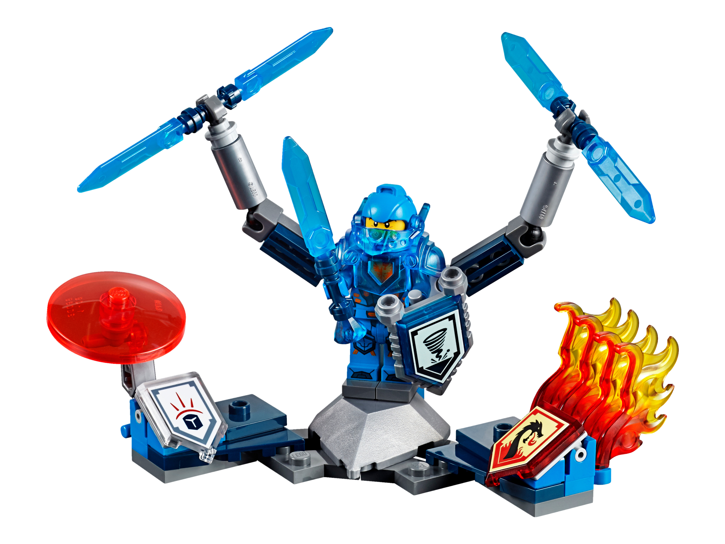 Set Lego con un personaggio con scudo e spade su una piattaforma con fiamme.