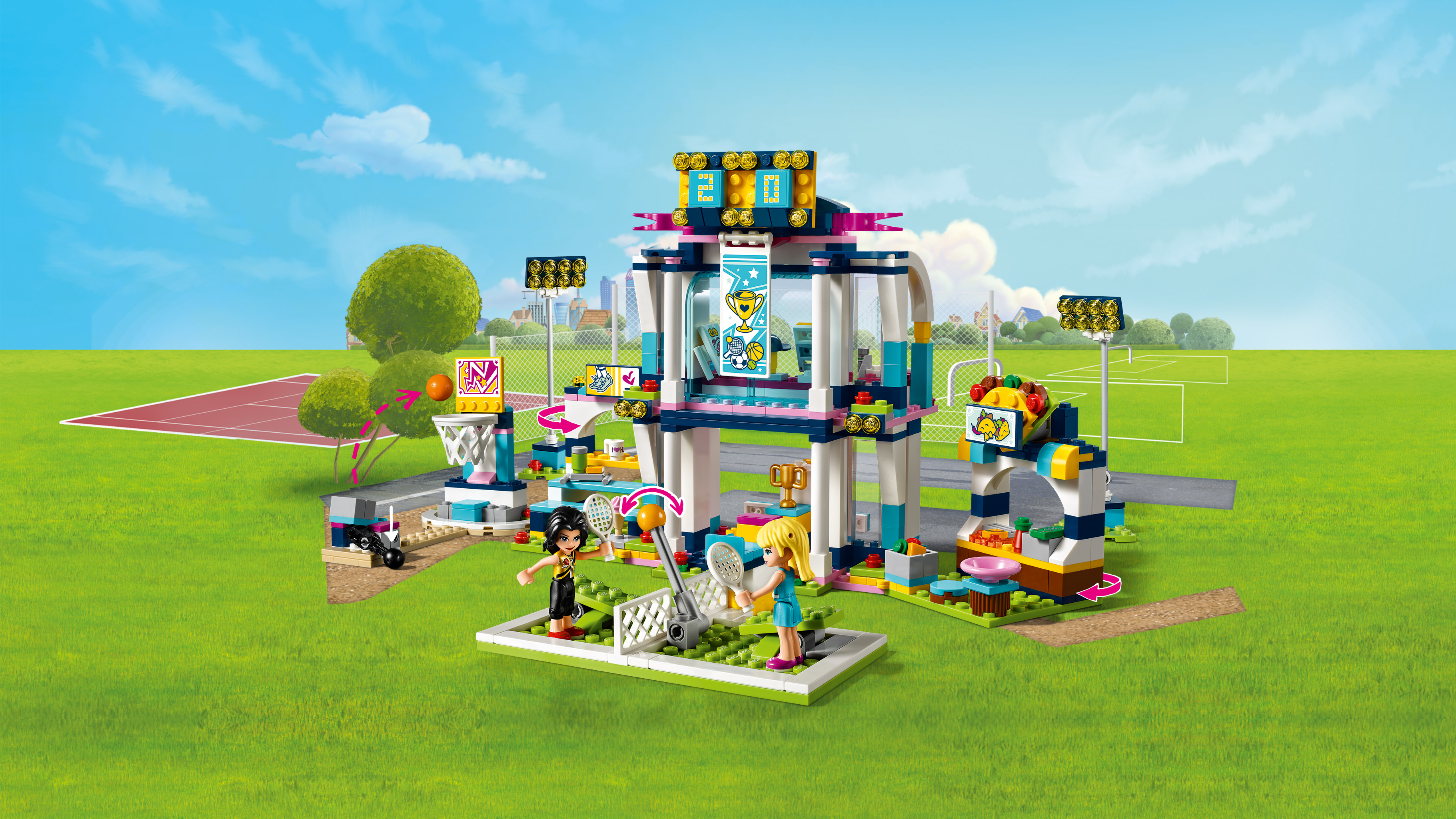 Lego Friends seti. Figürler, bir skor tabelası ve bir spor arenası ile tenis kortu sahnesi.