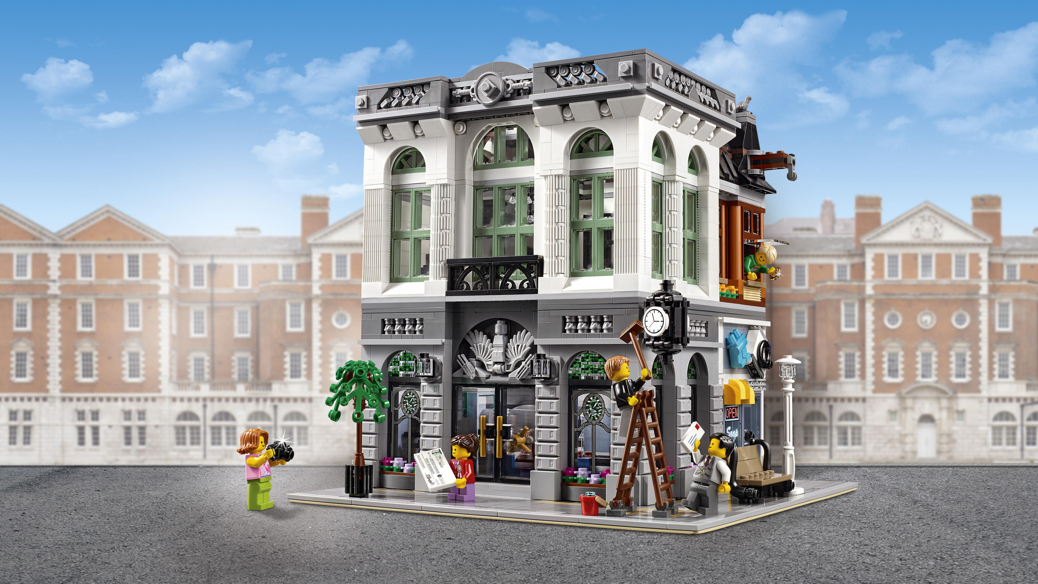 Zestaw Lego City z budynkiem i figurkami. Budynek ma zegar, okna i kwiaciarnię.
