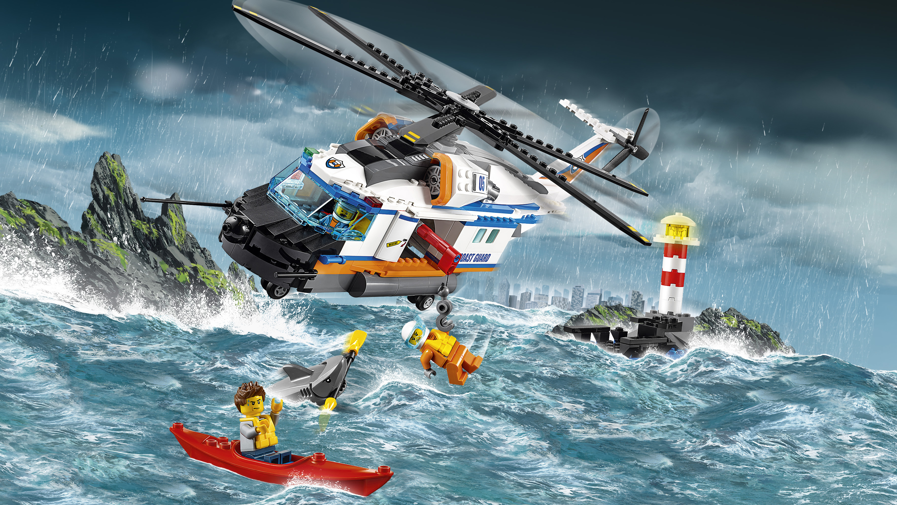 Elicottero Lego, persone e uno squalo in mare. Faro e città sullo sfondo. Tempo tempestoso.