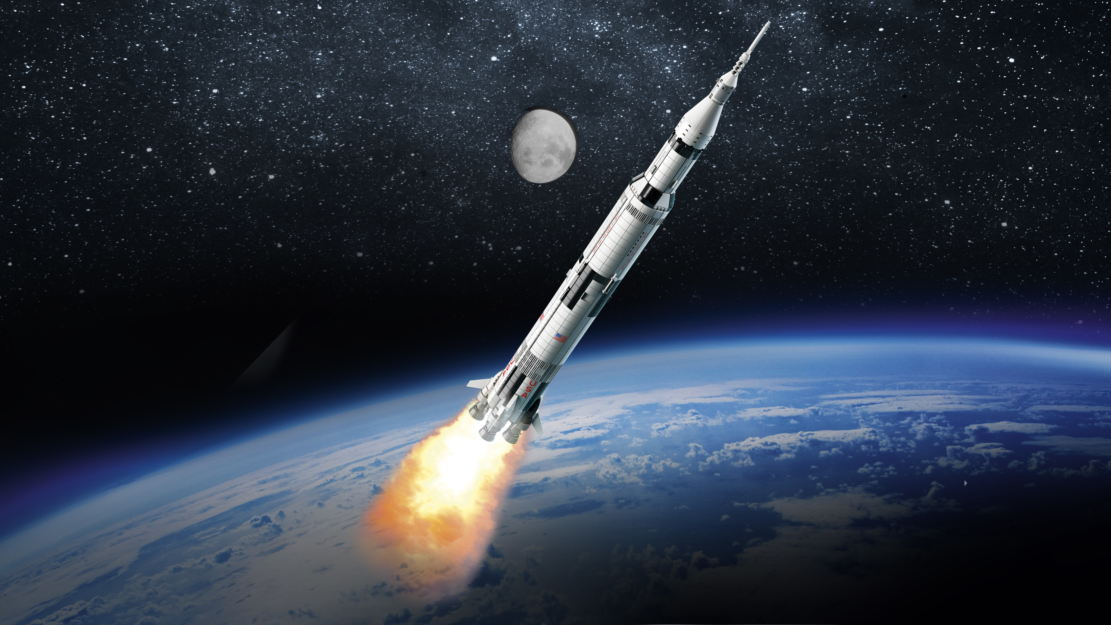 Un razzo Lego NASA Apollo Saturn V viene mostrato mentre viene lanciato dalla Terra nello spazio.