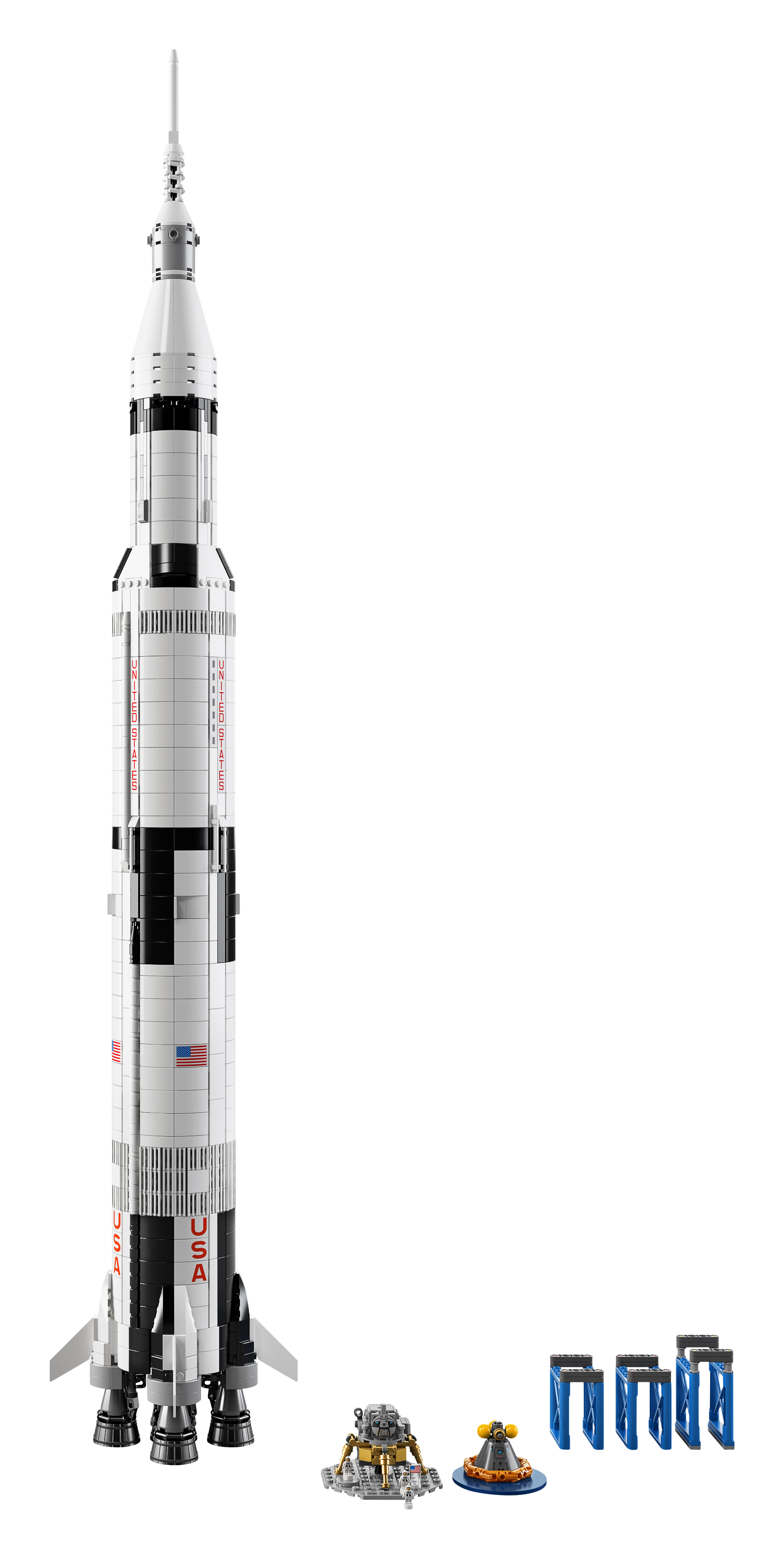 Un modello LEGO Saturn V alto, con un modulo lunare e altri moduli.