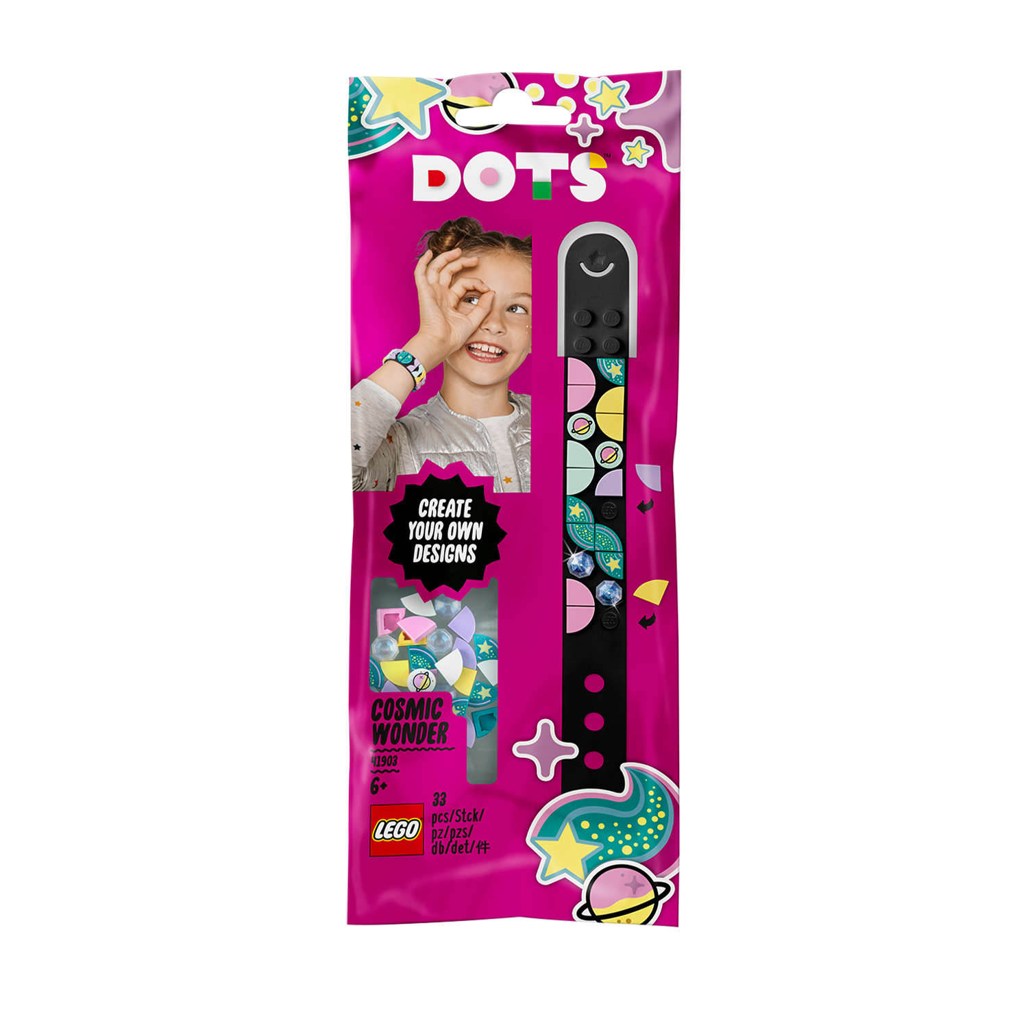 Set LEGO Dots. Una ragazza con un kit braccialetto, mostrando come creare.