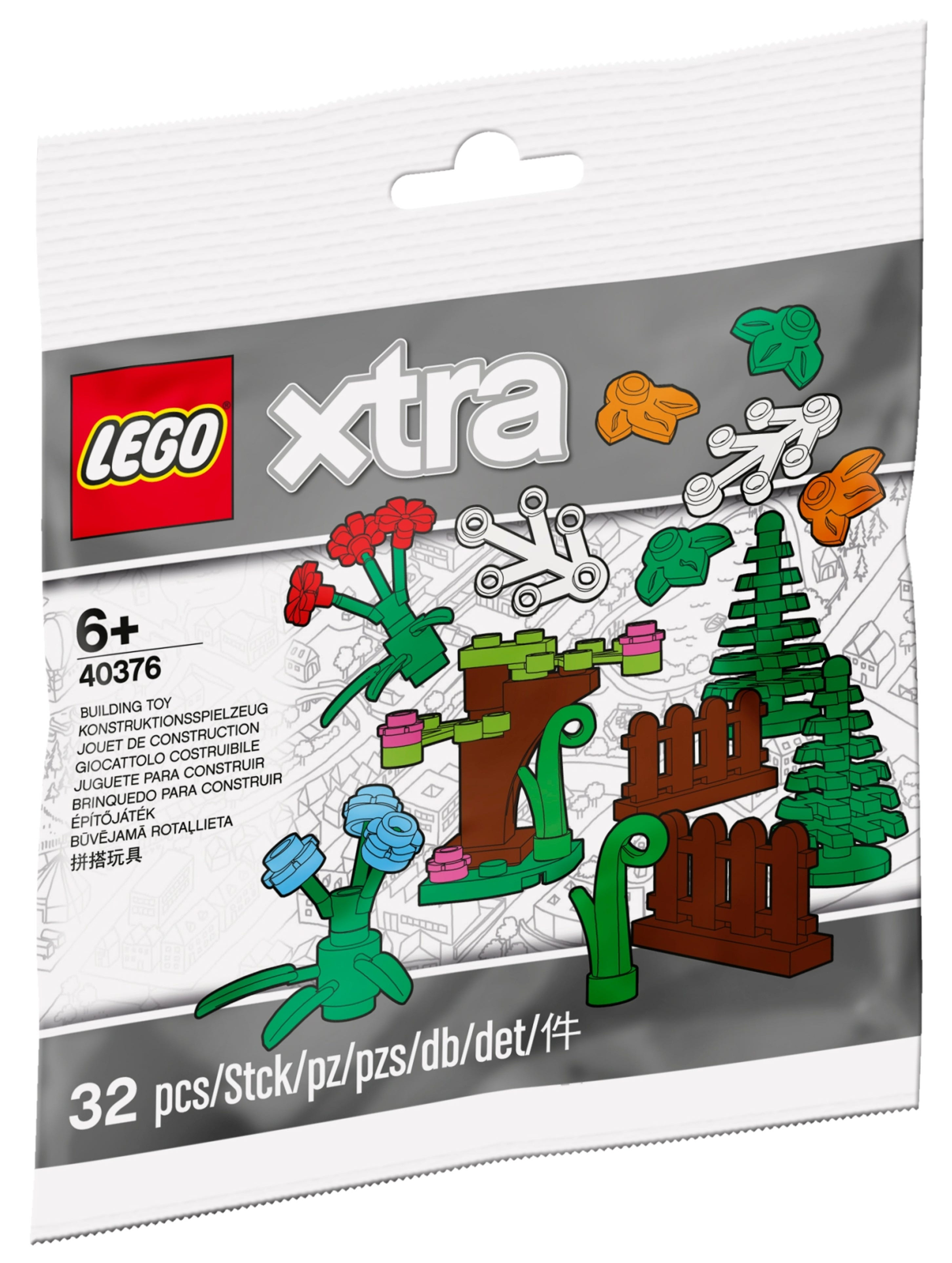 Lego Xtra paketi. Bitkiler, çiçekler, bir çit ve ağaçlar içerir, hepsi logolu bir plastik torbada.
