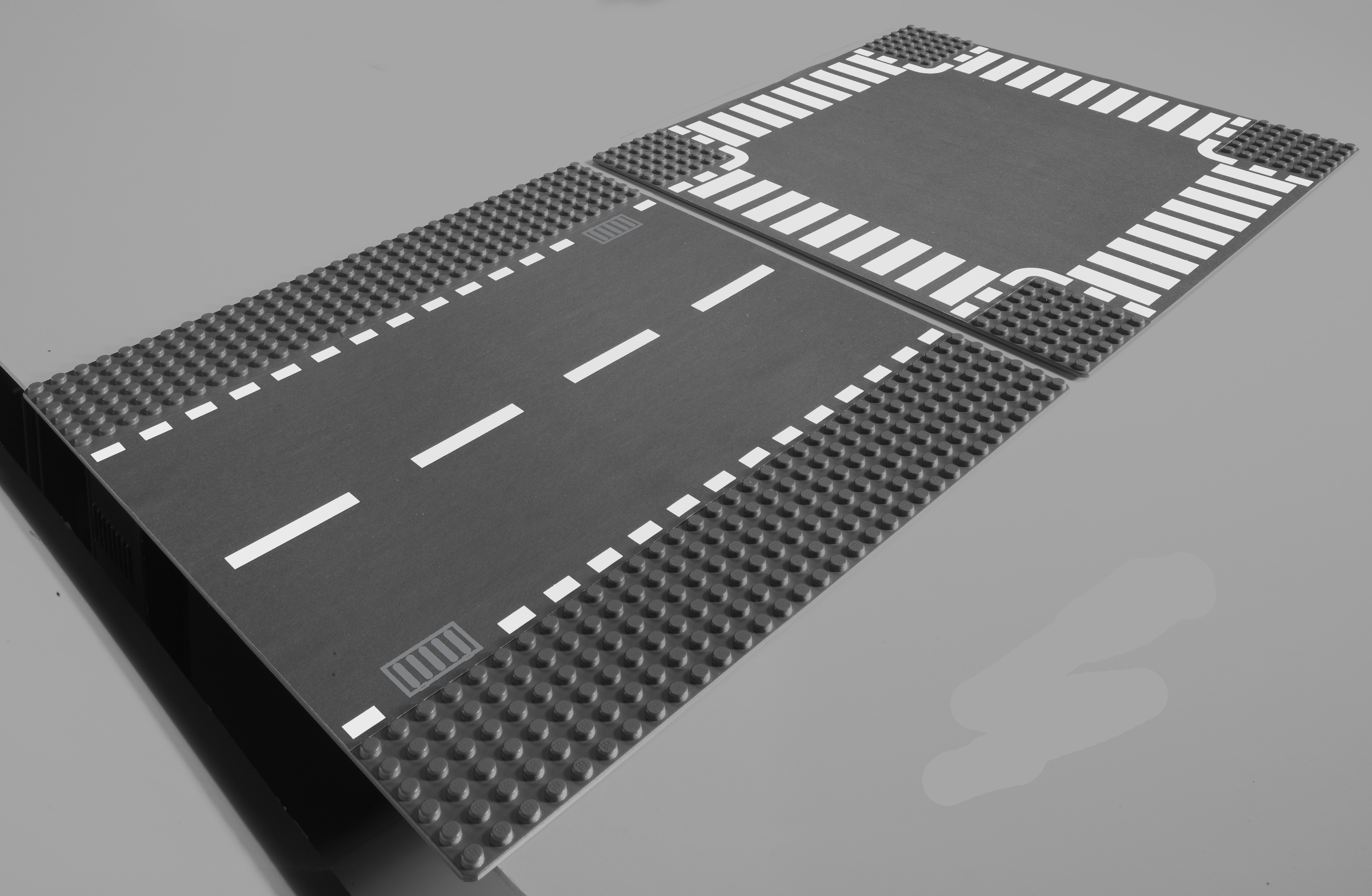 Lego yol taban plakaları, bir yol bölümü ve bir kavşak bölümü dahil.