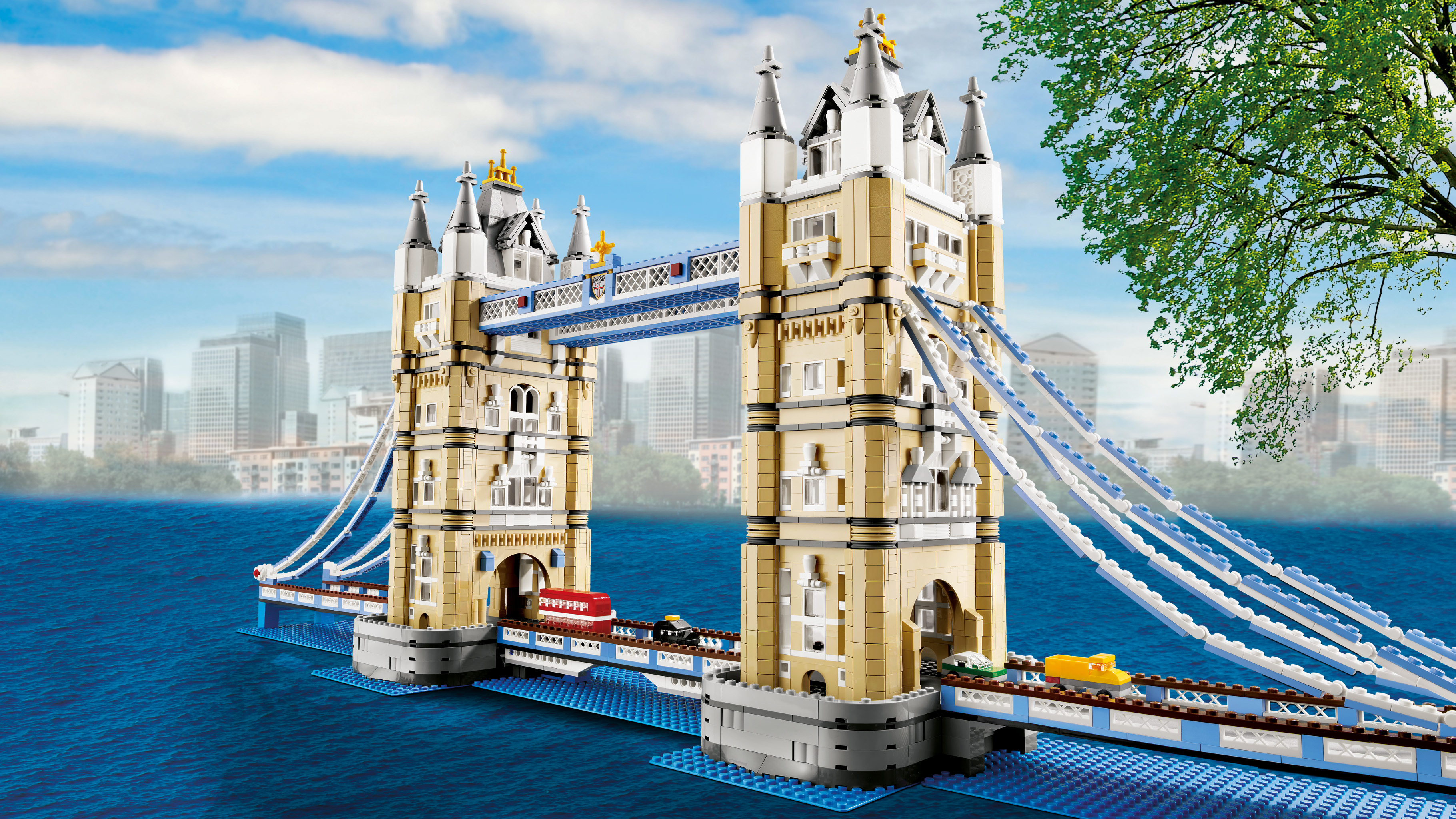 Zestaw Lego Tower Bridge na tle błękitnego nieba i wody. Most jest beżowy.