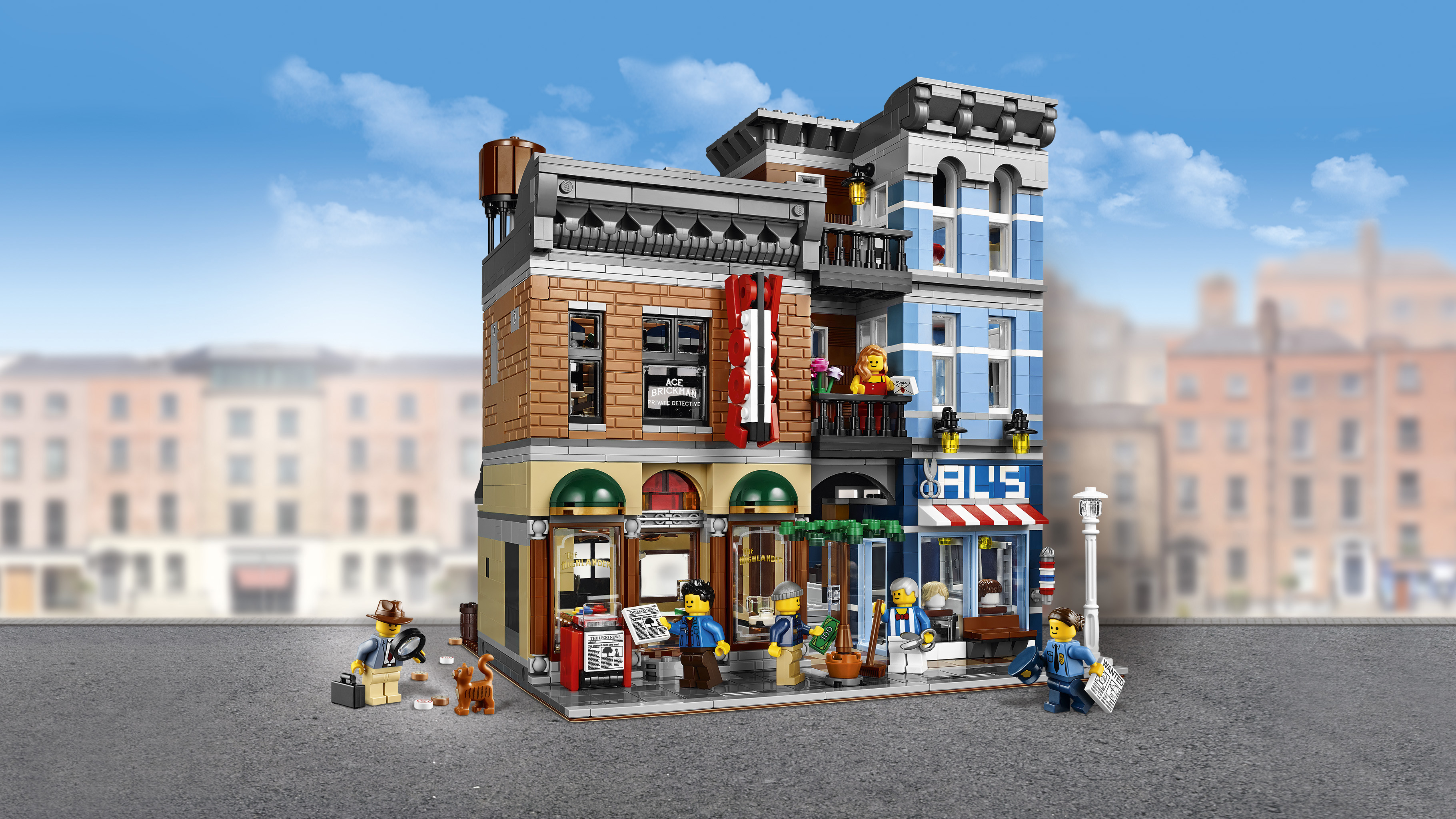 Set di costruzioni Lego. Un edificio a più piani con negozi e figure. Sfondo di cielo blu.