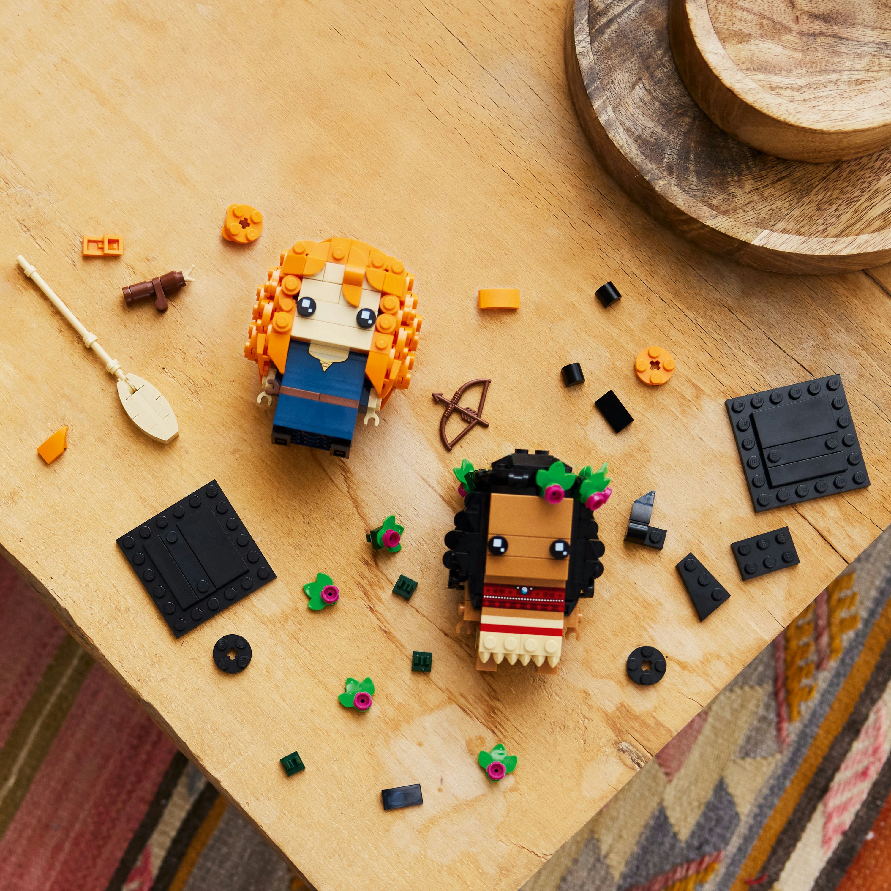 Ensemble Lego BrickHeadz avec deux figurines; une avec des cheveux oranges et une autre avec des cheveux sombres.