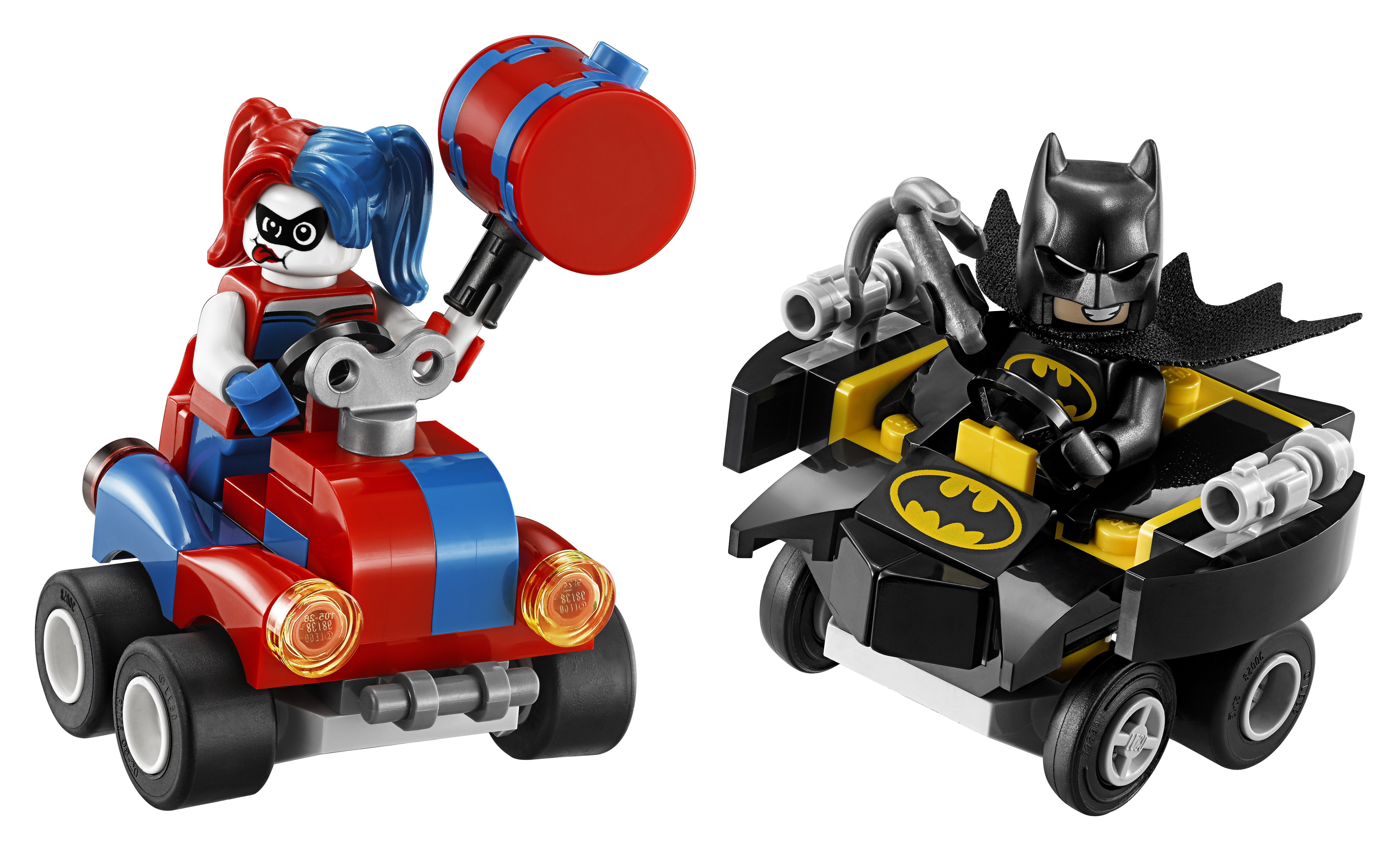 LEGO Batman e Harley Quinn nei loro go-kart. Harley tiene una mazza, Batman nella sua Batmobile.