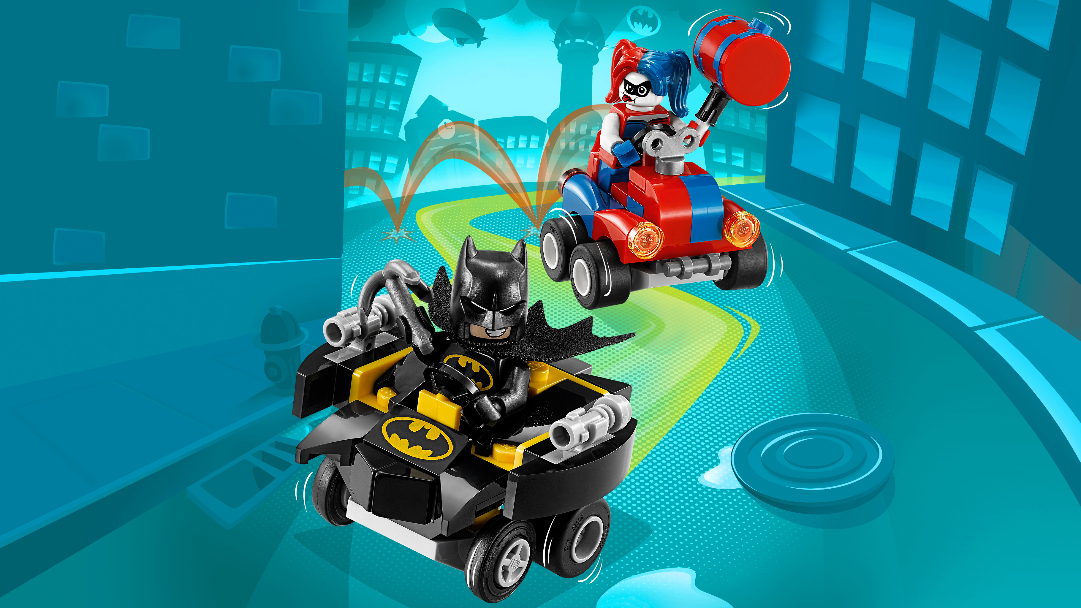 Auto Lego di Batman e Harley Quinn che corrono su una pista con sfondo urbano.