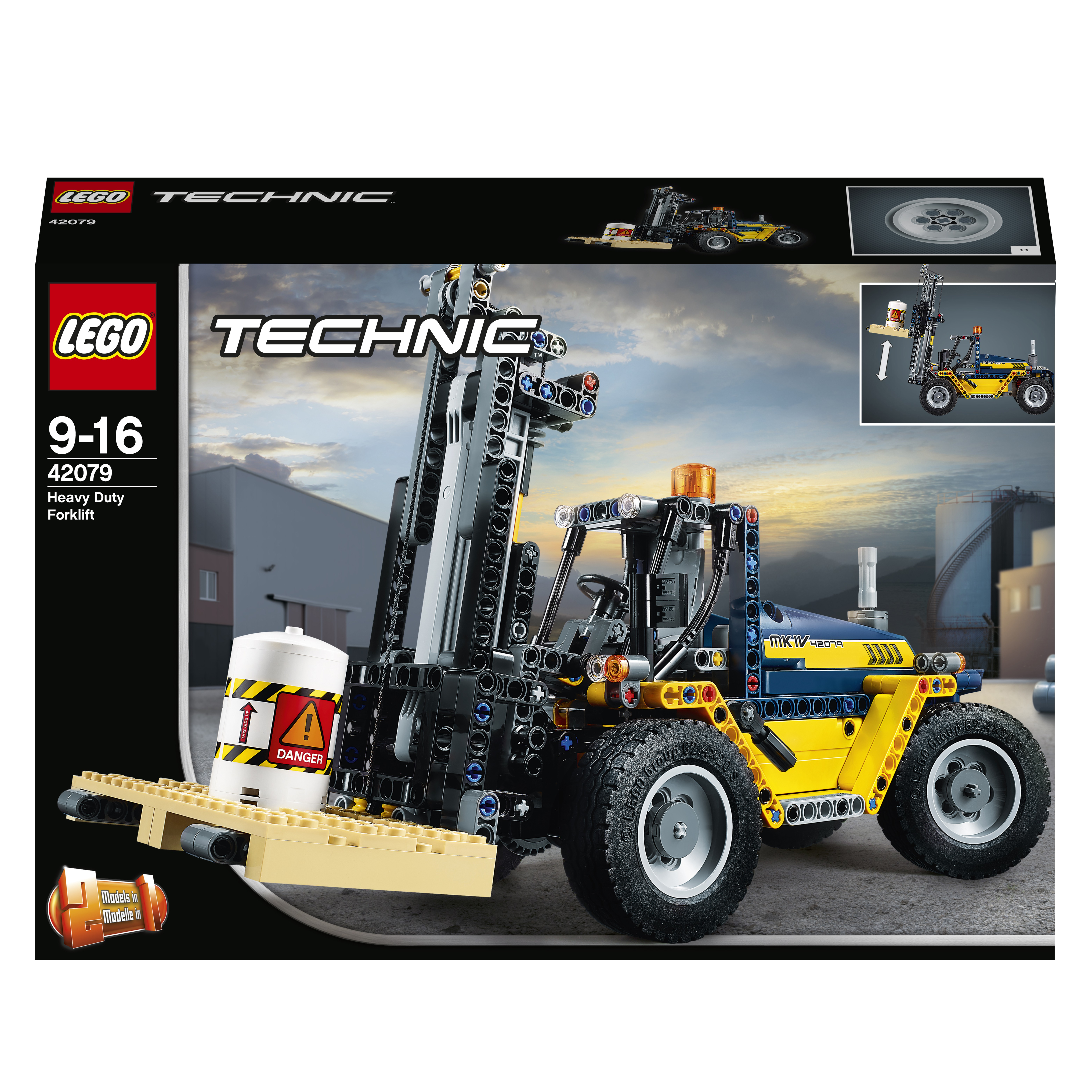 Lego Technic doos. Toont een gele en zwarte vorkheftruck met een grote kraan en een gevarenbord.