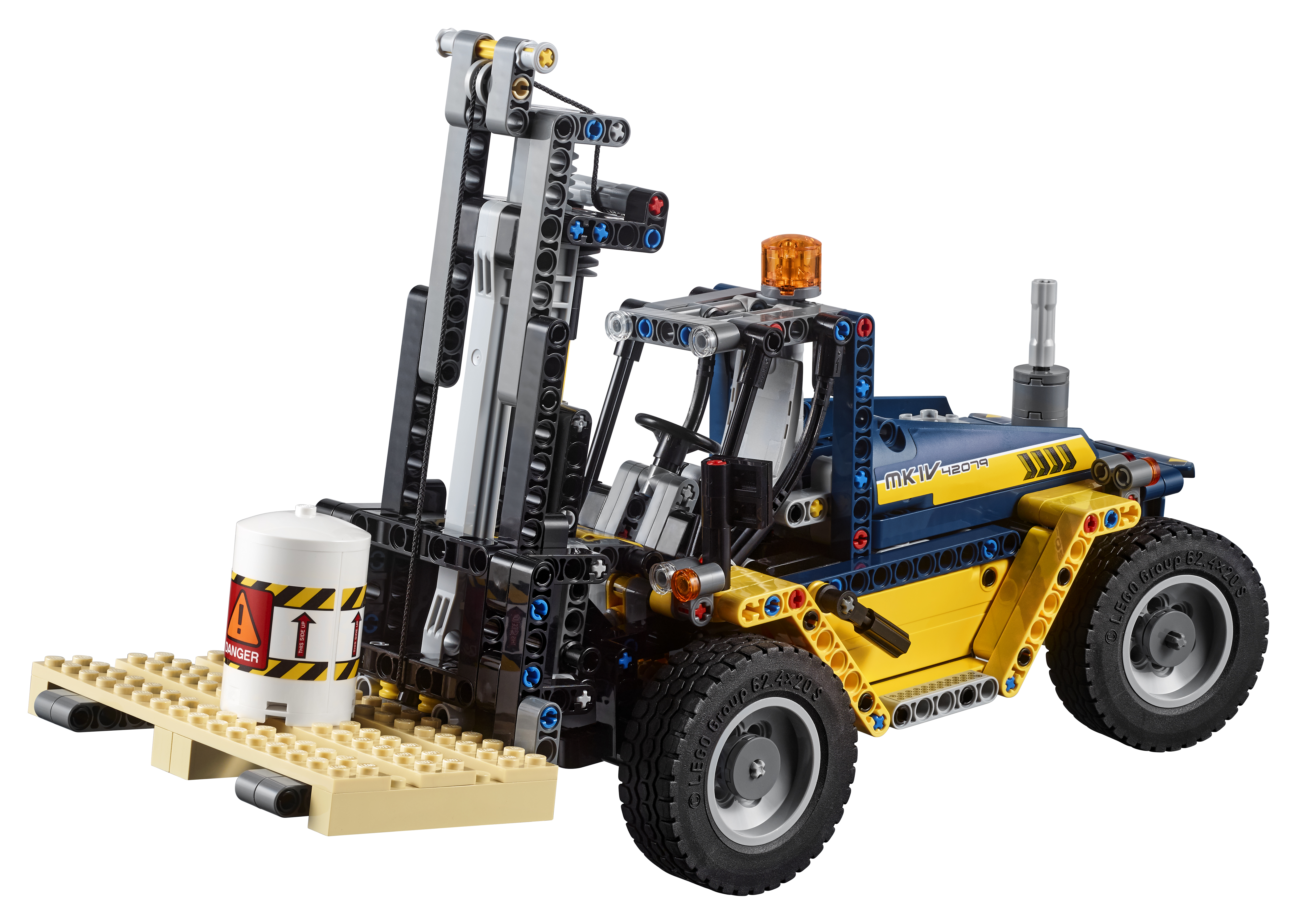 Een gele en blauwe Lego vorkheftruck met een witte vat. De heftruck heeft een zwart-grijs hefmechanisme.