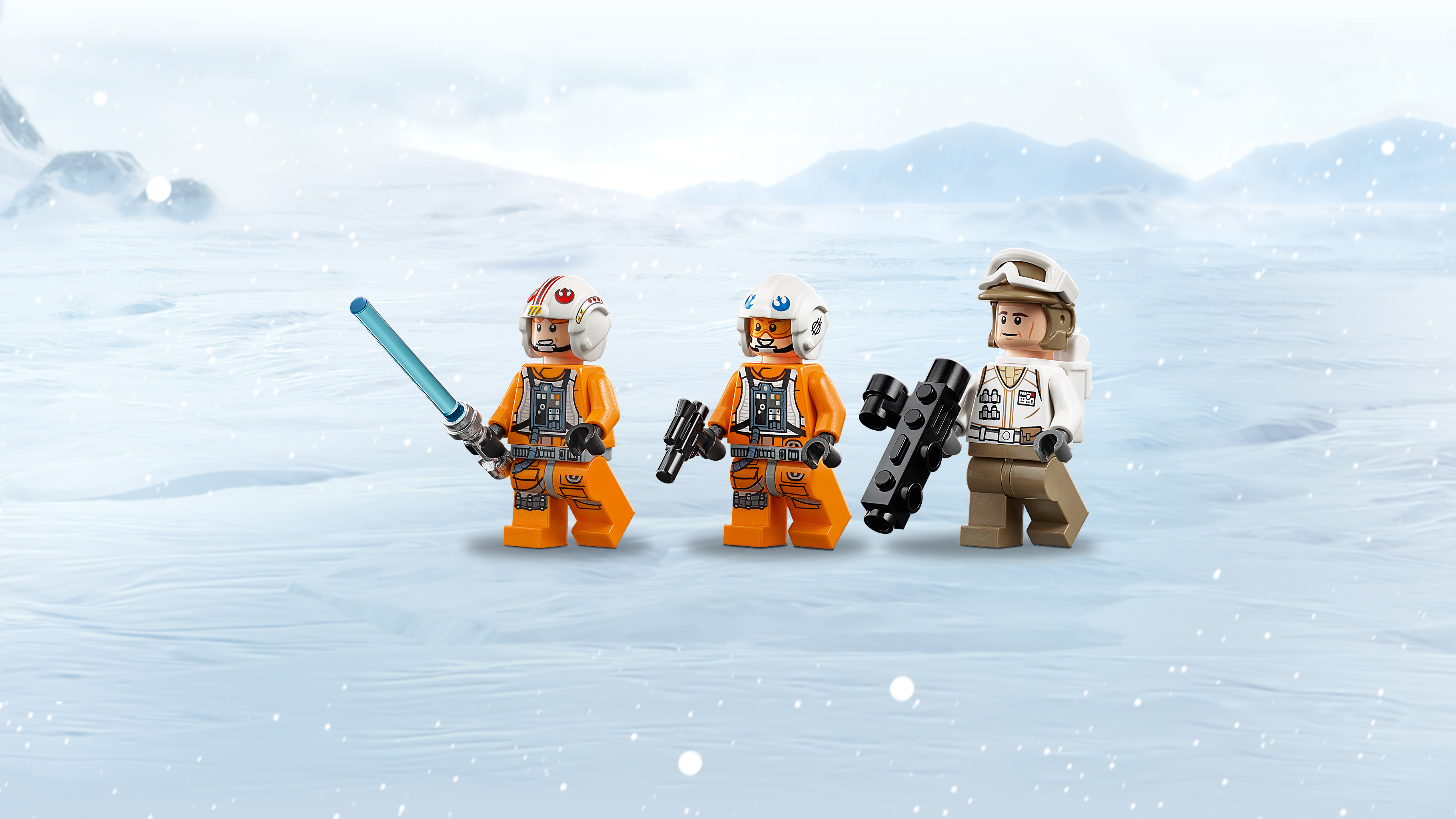 Set Lego Star Wars. Tre figure in tute arancioni su un paesaggio innevato. Uno con una spada laser.