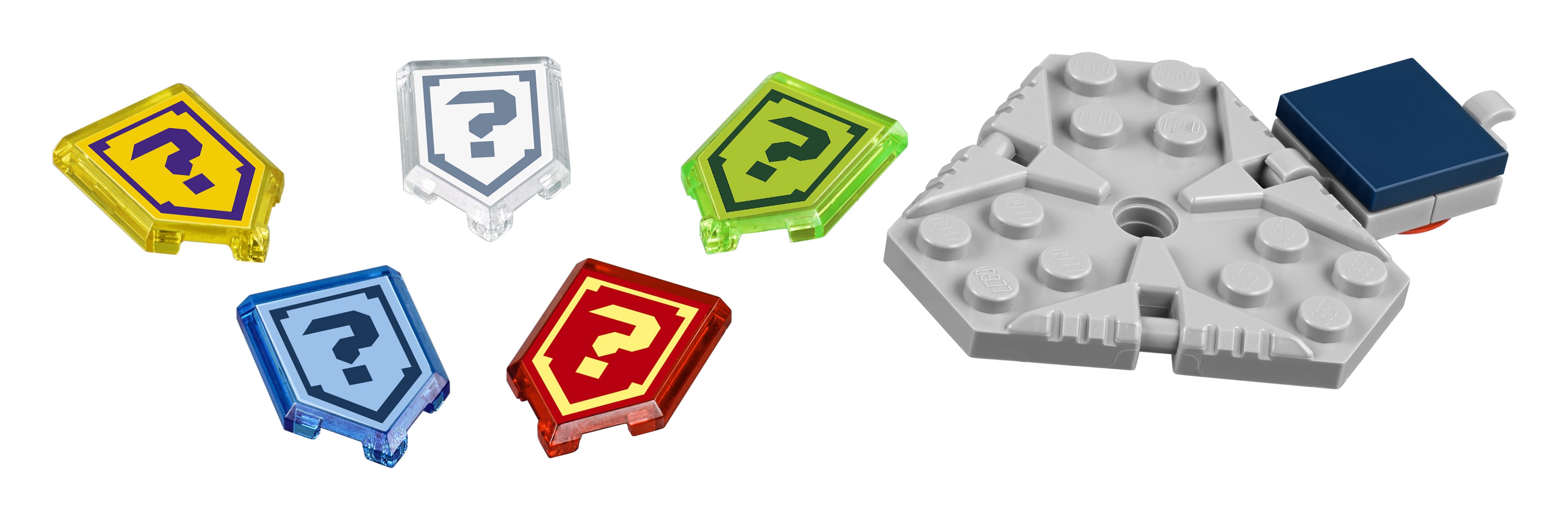 Różne elementy tarczy Lego ze znakami zapytania i jedna płytka Lego z dołączonym niebieskim klockiem.