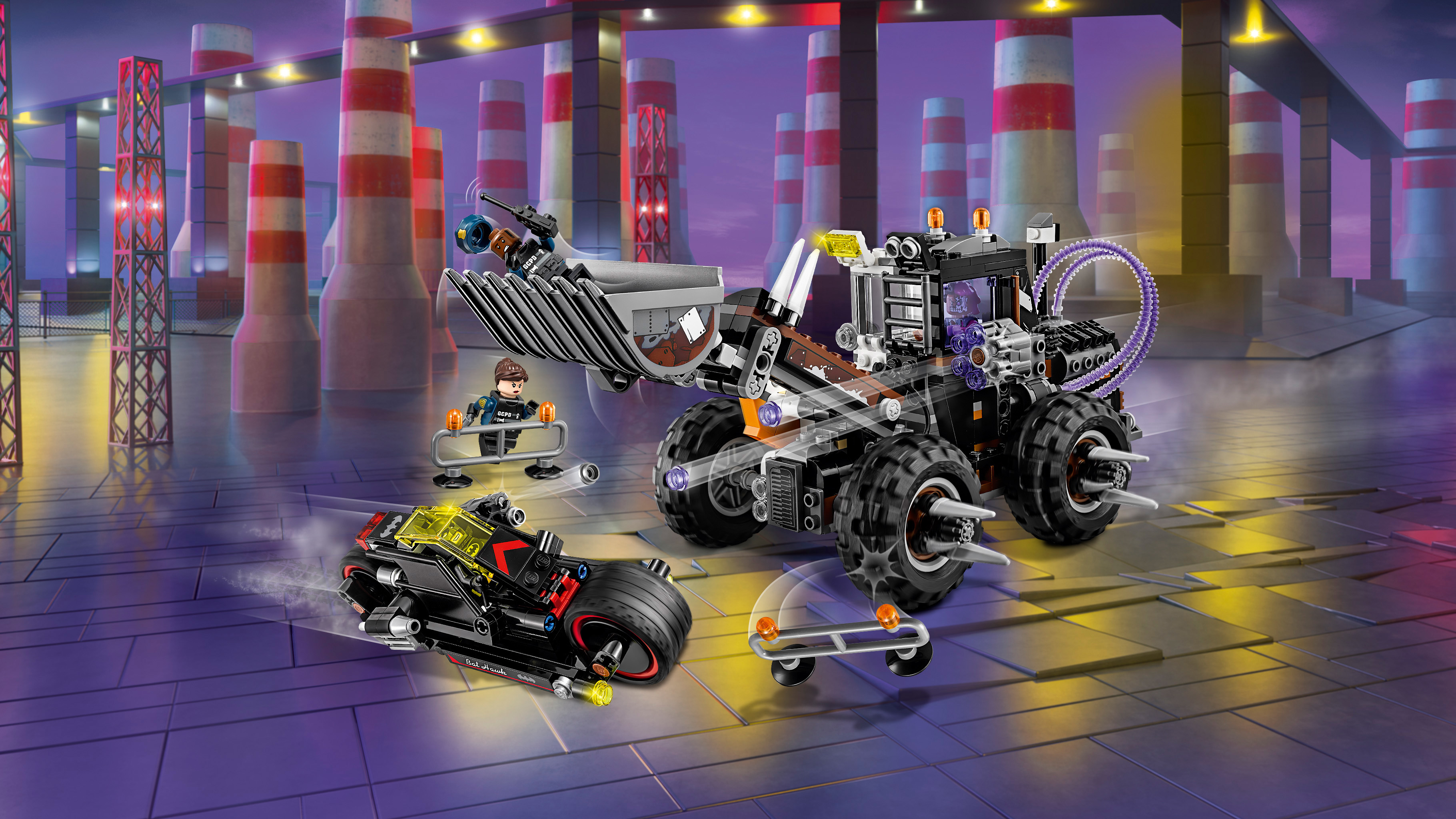 Lego set met een groot voertuig, een motor en figuren, in een stad.