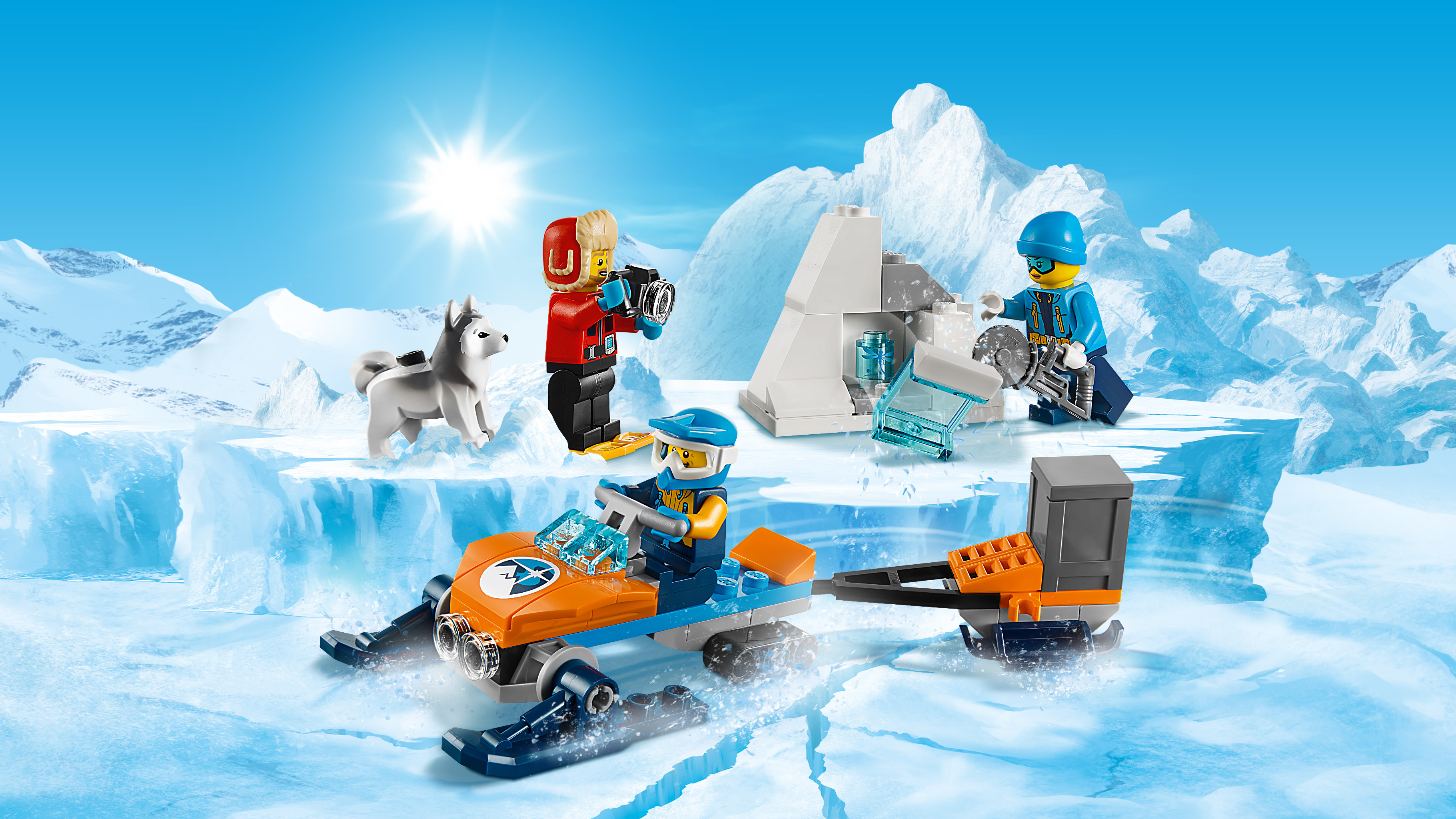 LEGO City seti, kar motosikleti, husky ve figürlerle. Sahne, karlı ve buzlu bir arka plan üzerinde.