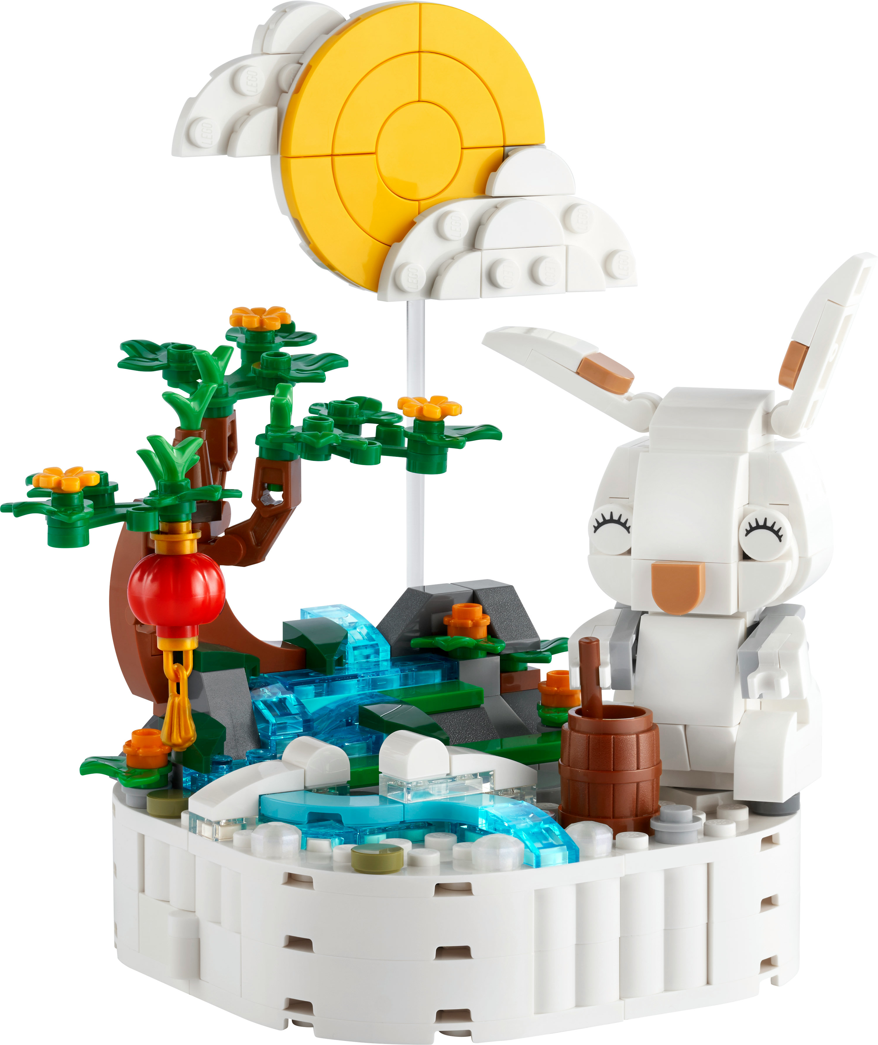 Scena Lego: coniglio bianco, luna gialla, cascata, albero con lanterne rosse, base bianca.