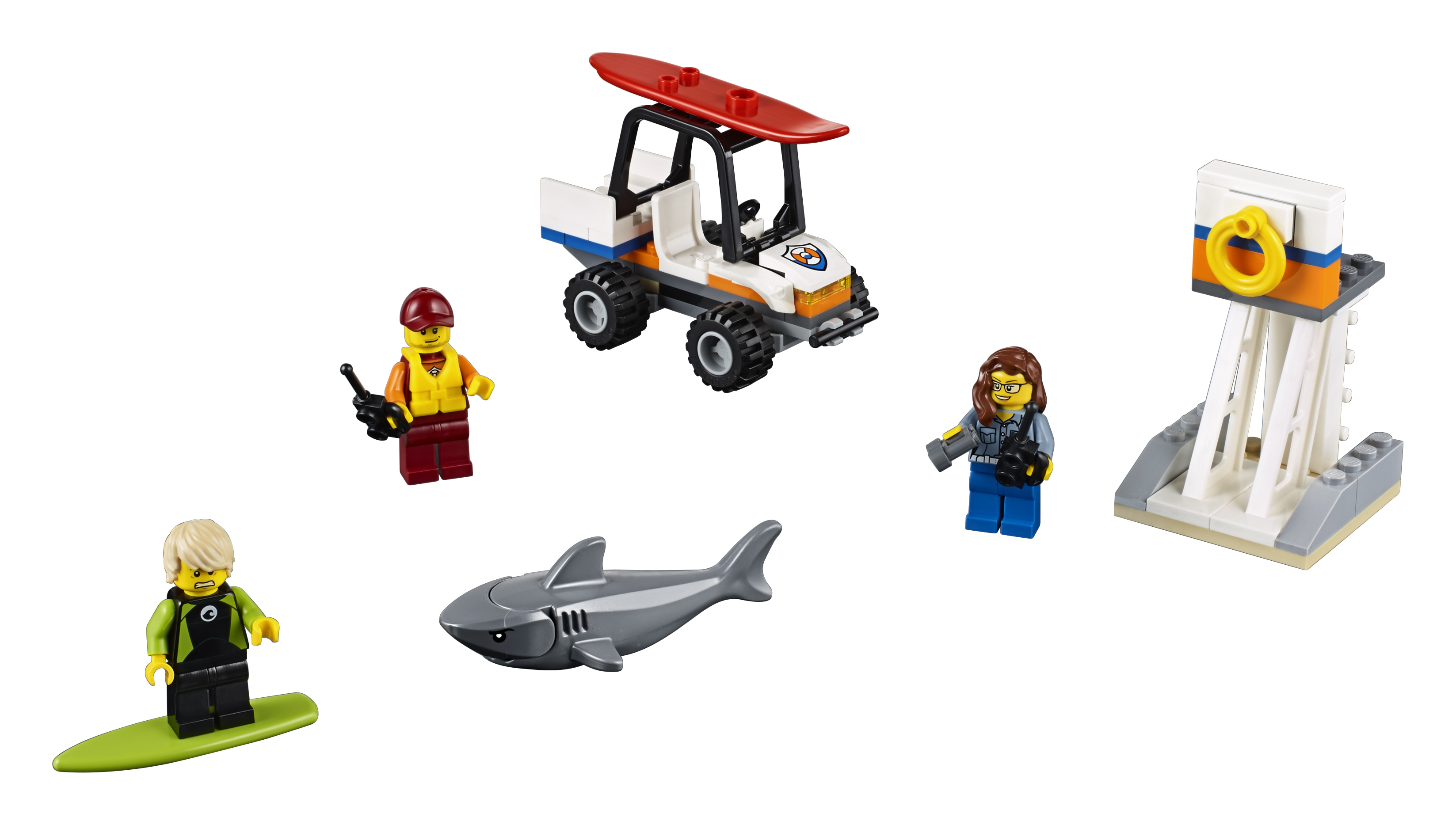 Scena sulla spiaggia Lego City con un camion dei bagnini, personaggi, uno squalo e una torre di salvataggio.