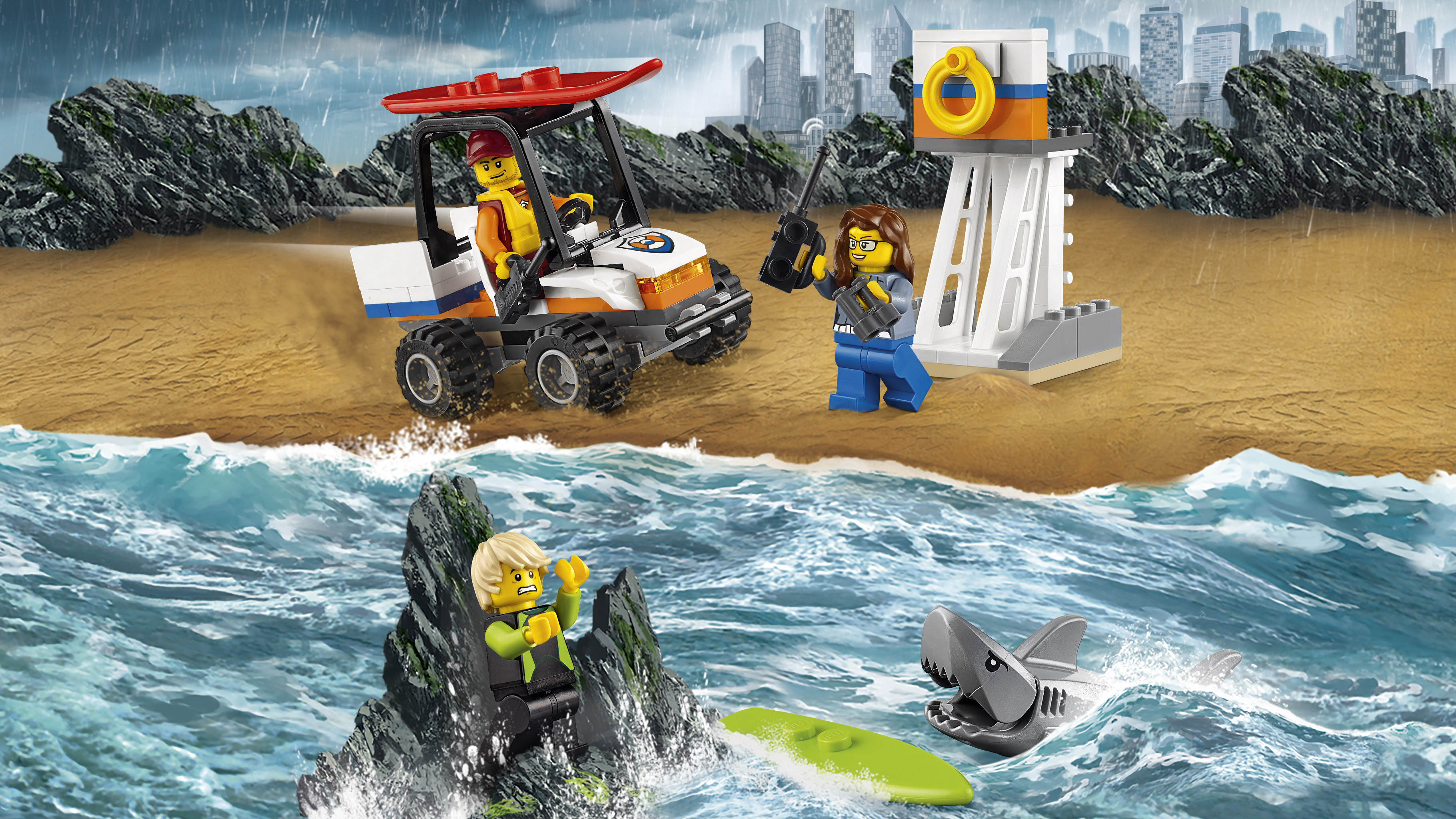 Scena Lego City sulla spiaggia con un veicolo di soccorso, una torre di salvataggio e persone in acqua.