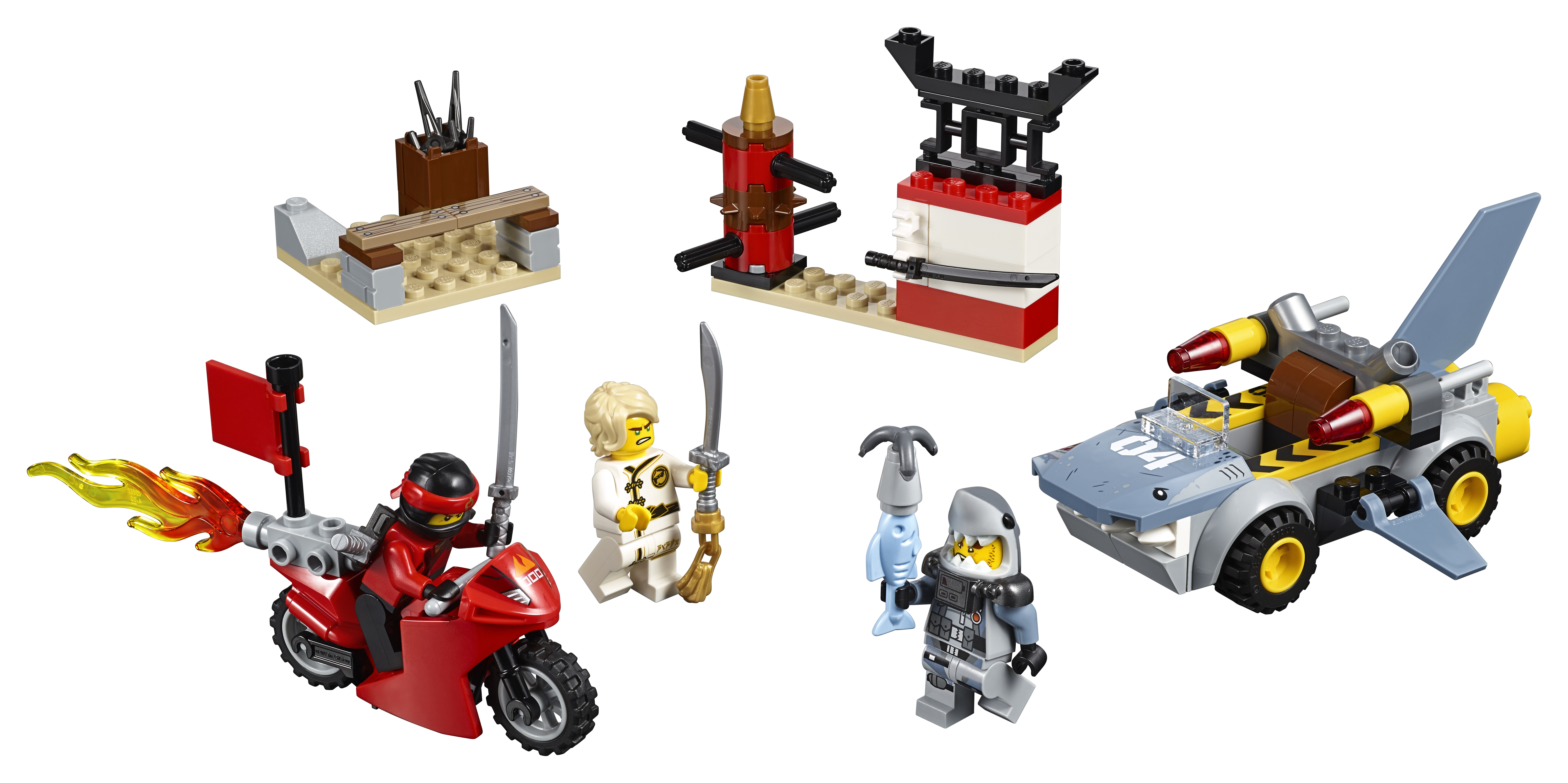 Set Lego Ninjago: Ninja, moto, jet ed elementi di addestramento. Varie figure di personaggi Lego.