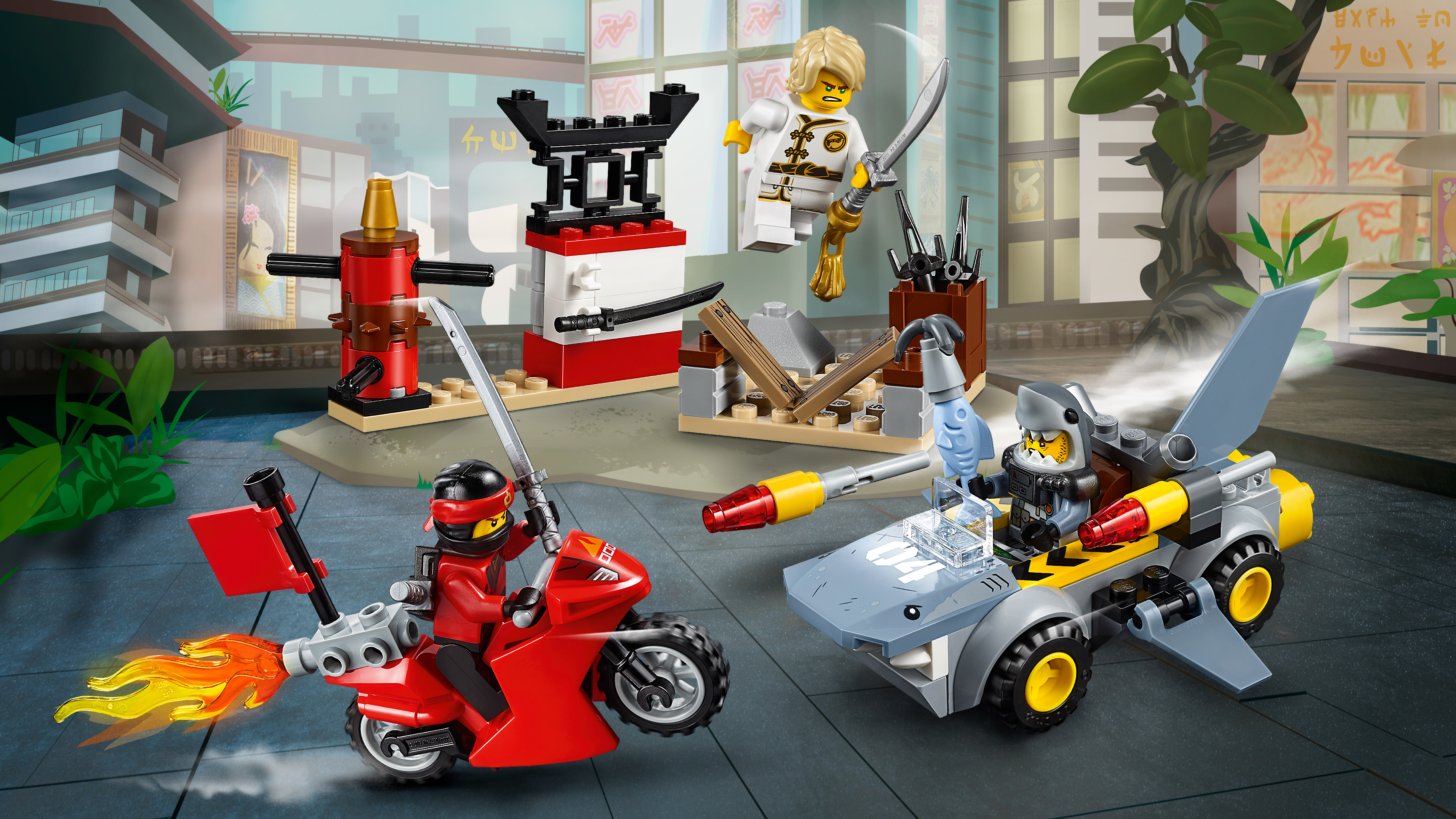 Set LEGO Ninjago: Ninja su moto e un veicolo a forma di squalo in una scena di combattimento.