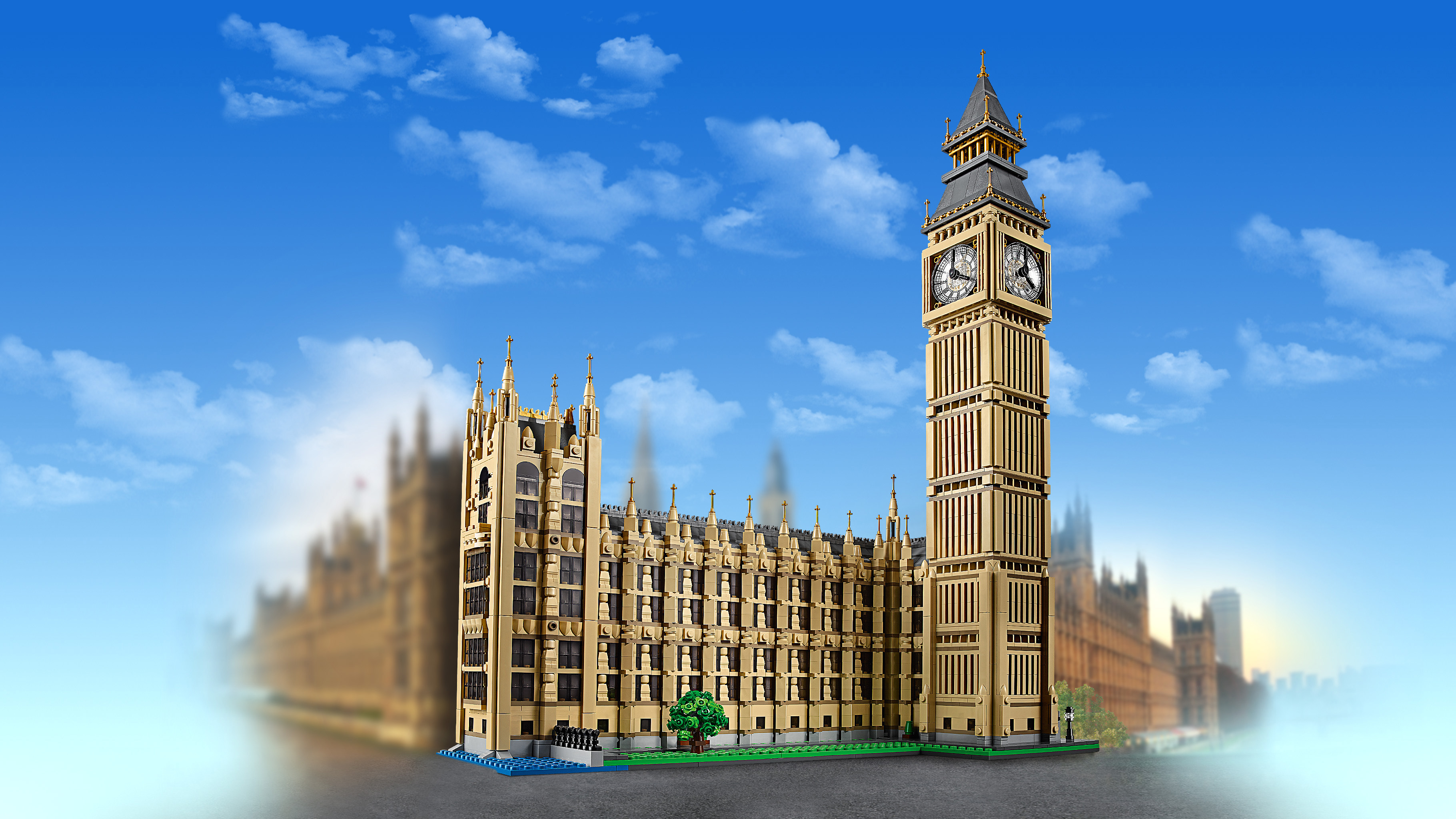 Un modello Lego del Big Ben e del Parlamento contro un cielo blu.