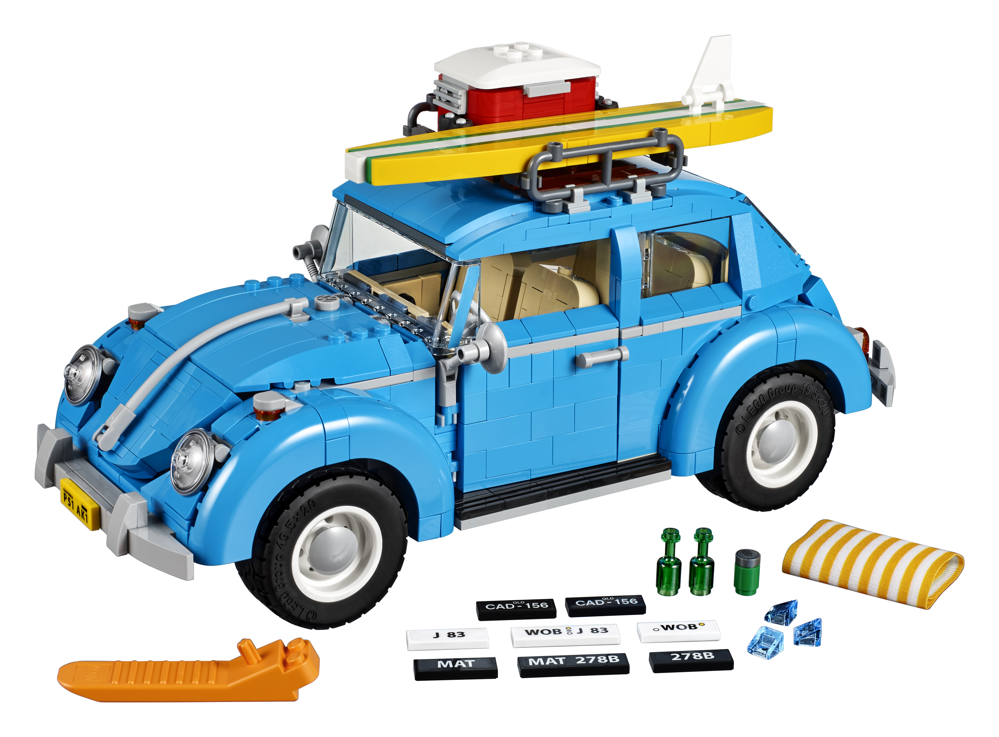 Niebieski samochód Lego Beetle z deską surfingową i sprzętem kempingowym.
