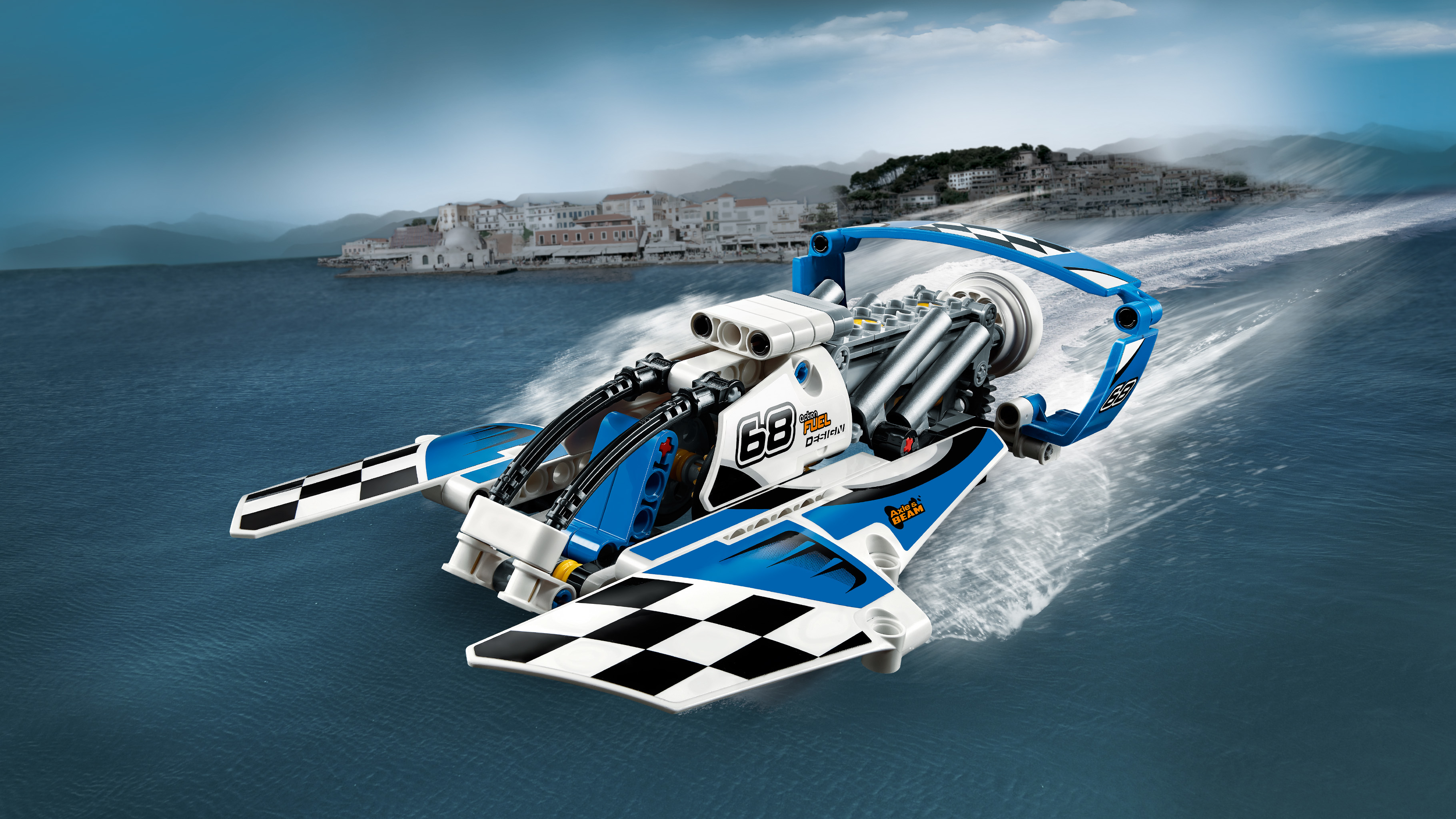 LEGO Technic speedboot model. Het is blauw en wit, racend over water, met een stad op de achtergrond.