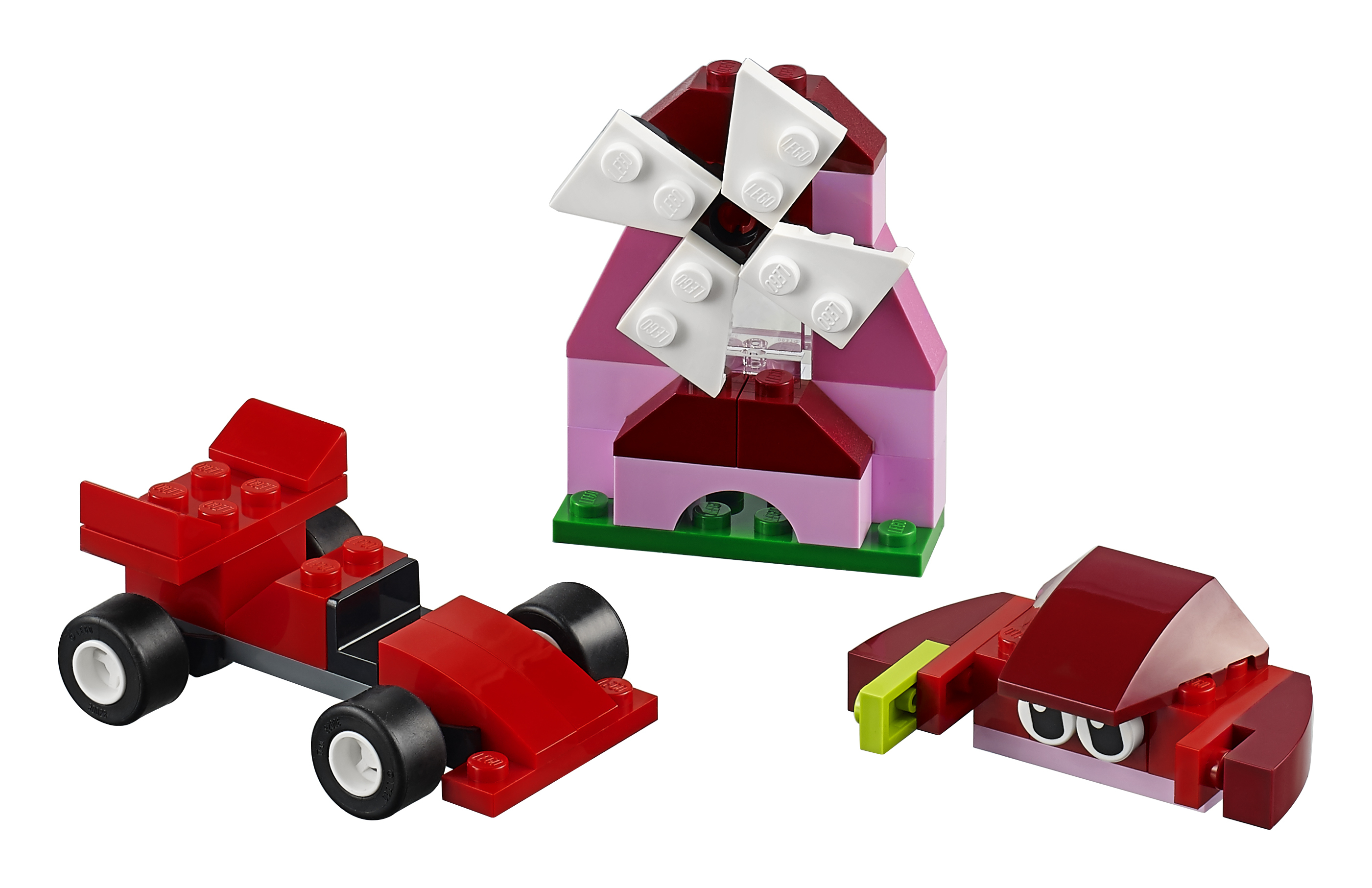 Set LEGO Classic: Auto rosso, mulino a vento e un granchio. Base verde, sfondo bianco.
