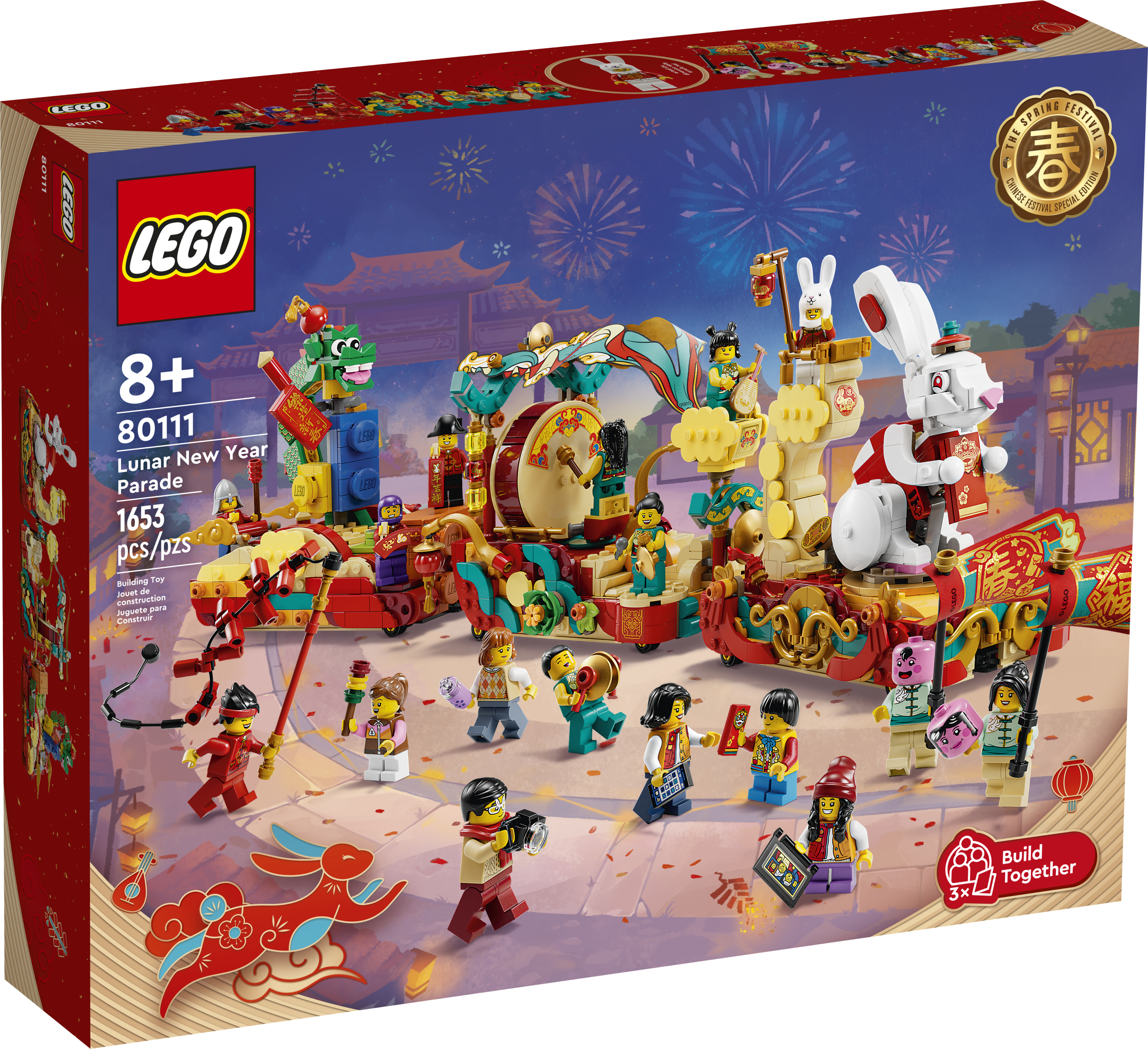 Set Lego Parata di Capodanno lunare. Carri con figure e un drago. Sfondo: fuochi d'artificio ed edifici.