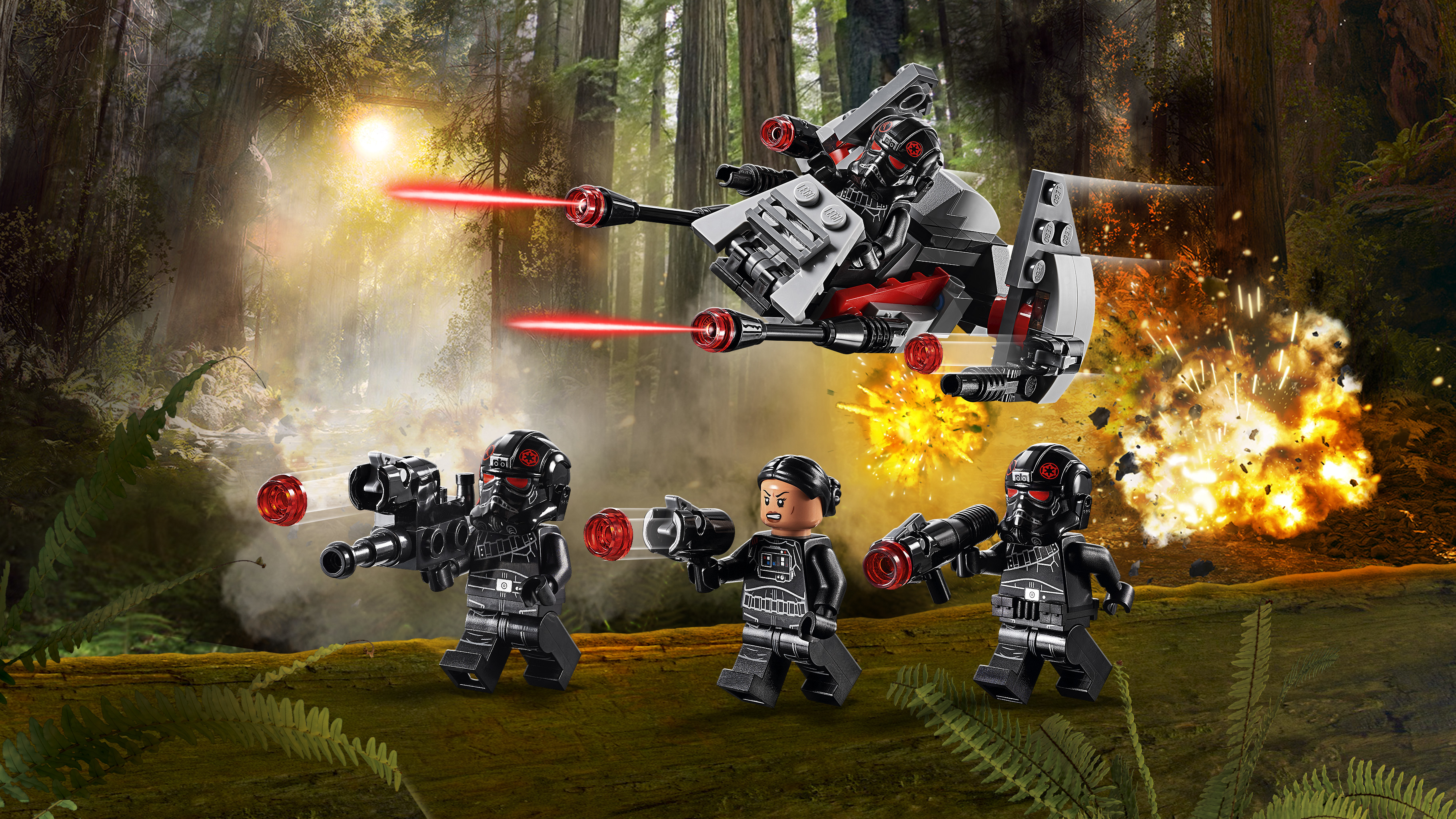 Set Lego Star Wars con soldati, uno speeder ed esplosioni laser in una scena forestale.