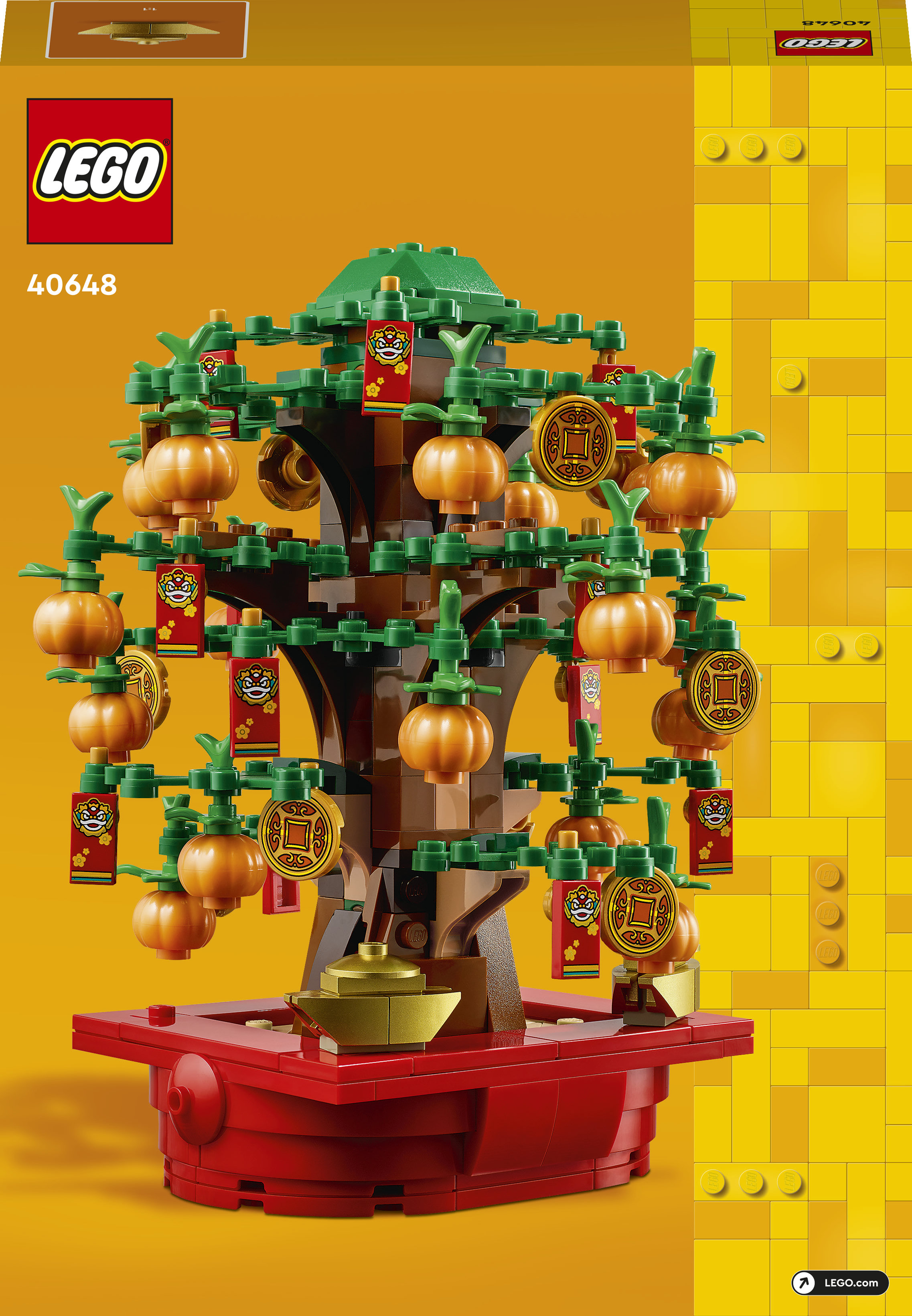 Sarı bir arka plan üzerinde, süs eşyaları ve madeni paralarla Çin Yeni Yılı ağacını tasvir eden bir Lego seti.