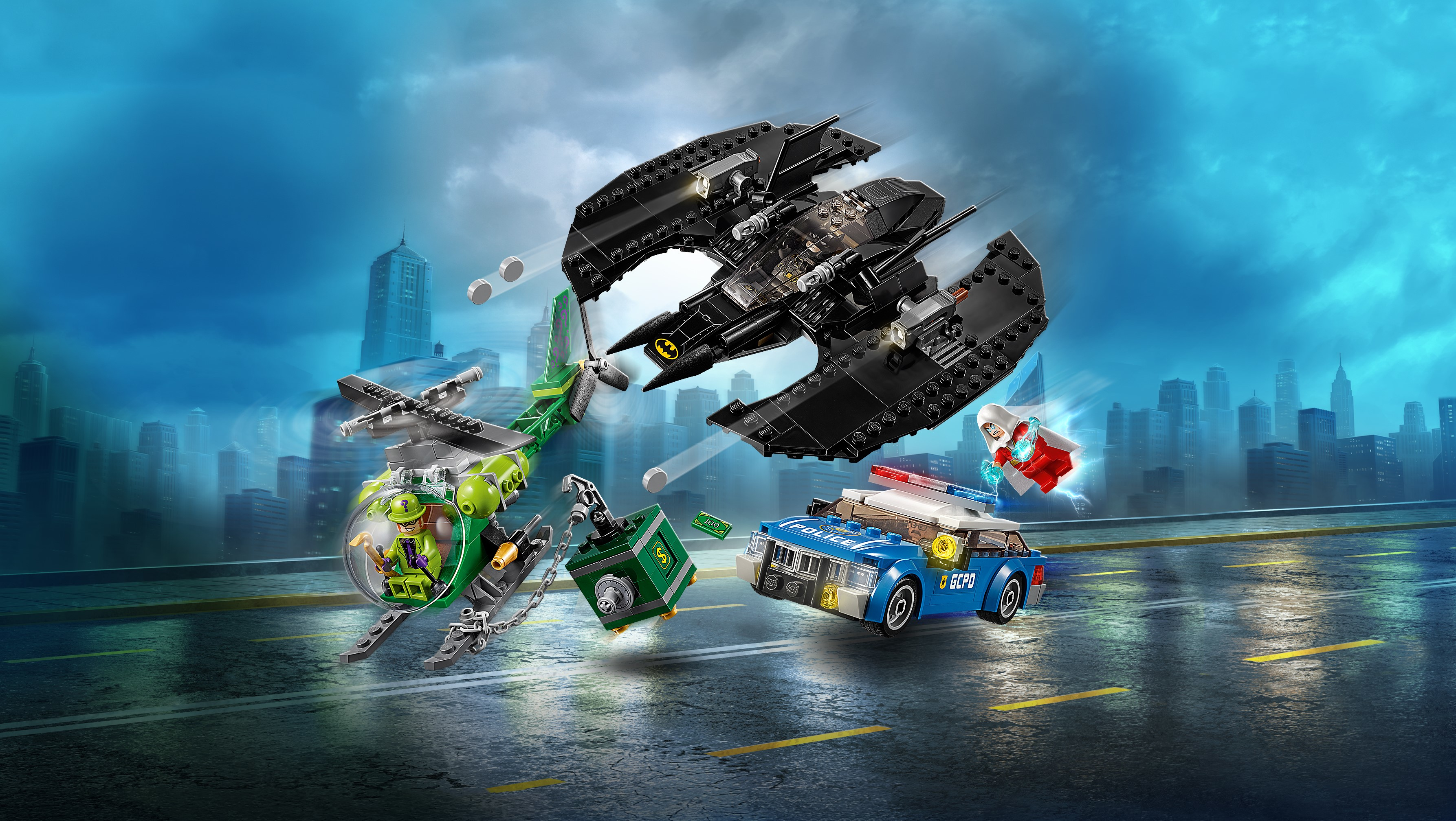Lego set met vliegende voertuigen en figuren. Inclusief een helikopter, een politieauto en een vleermuisvormig vliegtuig.