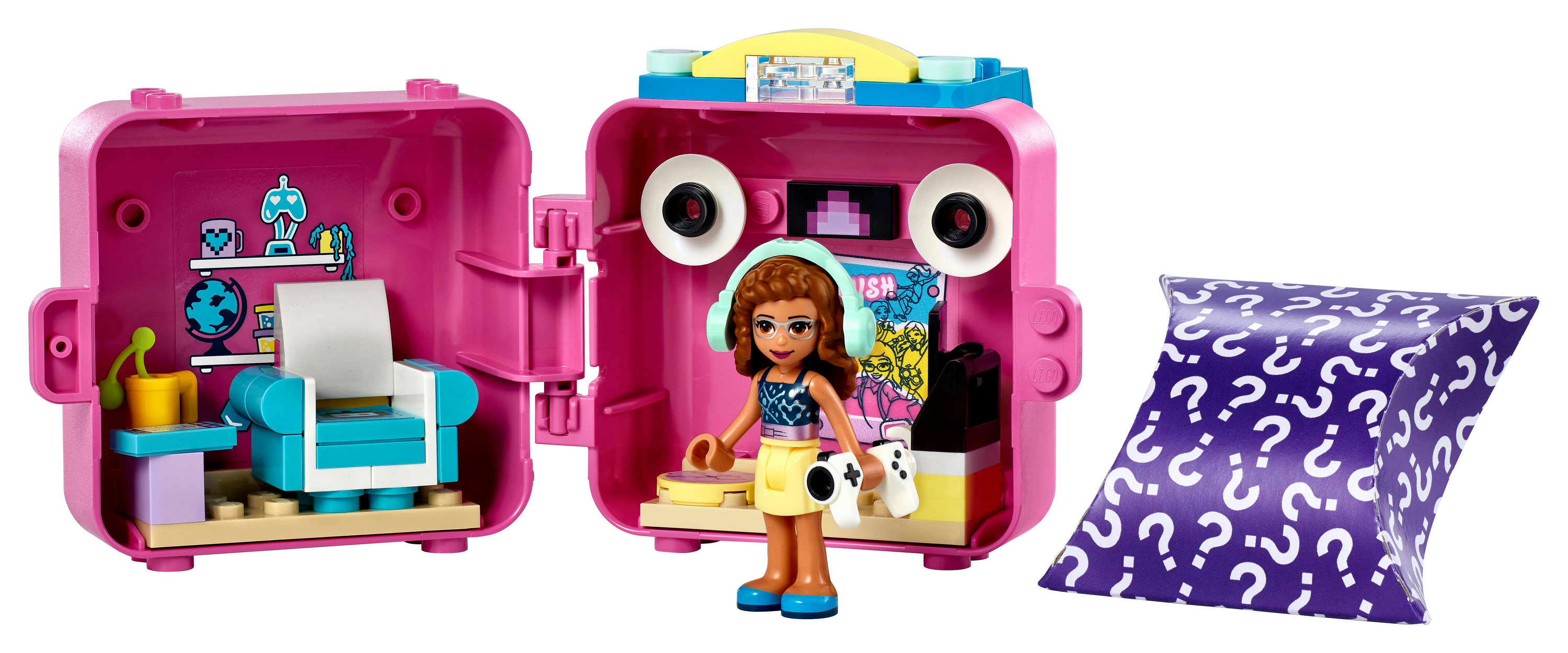 Zestaw Lego Friends z różową kostką, dziewczynką i akcesoriami na białym tle.