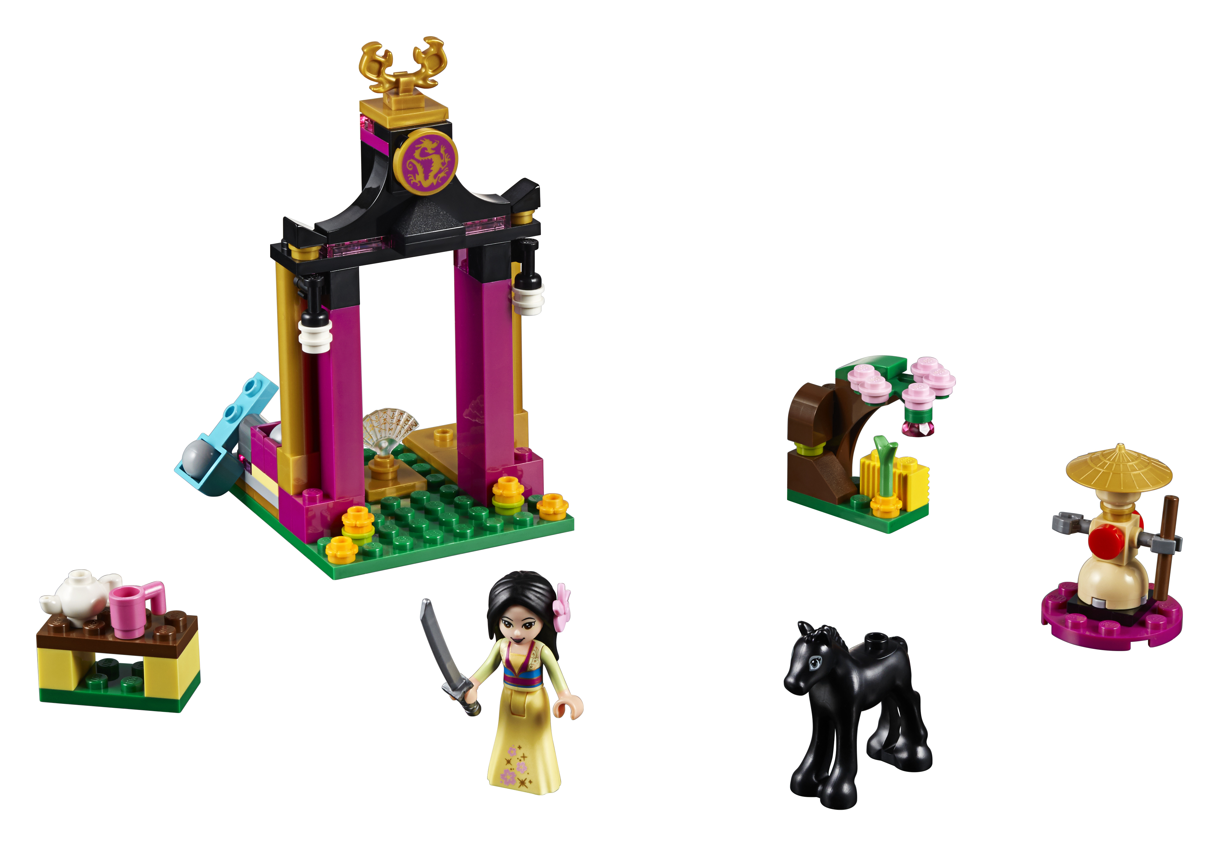 Zestaw Lego Mulan: brama, figurka, koń, wachlarz, zestaw do herbaty i inne małe konstrukcje. Kolory są jasne.