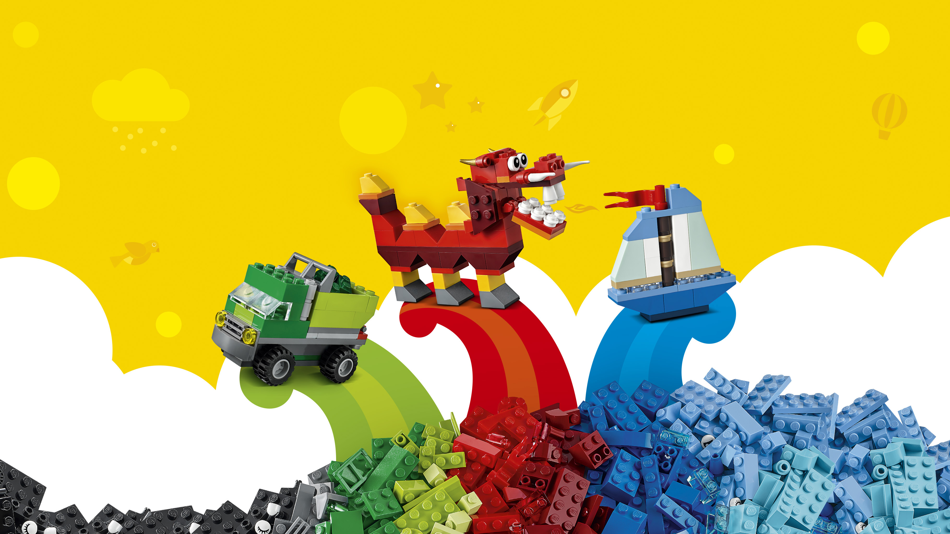 Set Lego con camion verde, drago rosso e barca su un arcobaleno, con sfondo giallo.