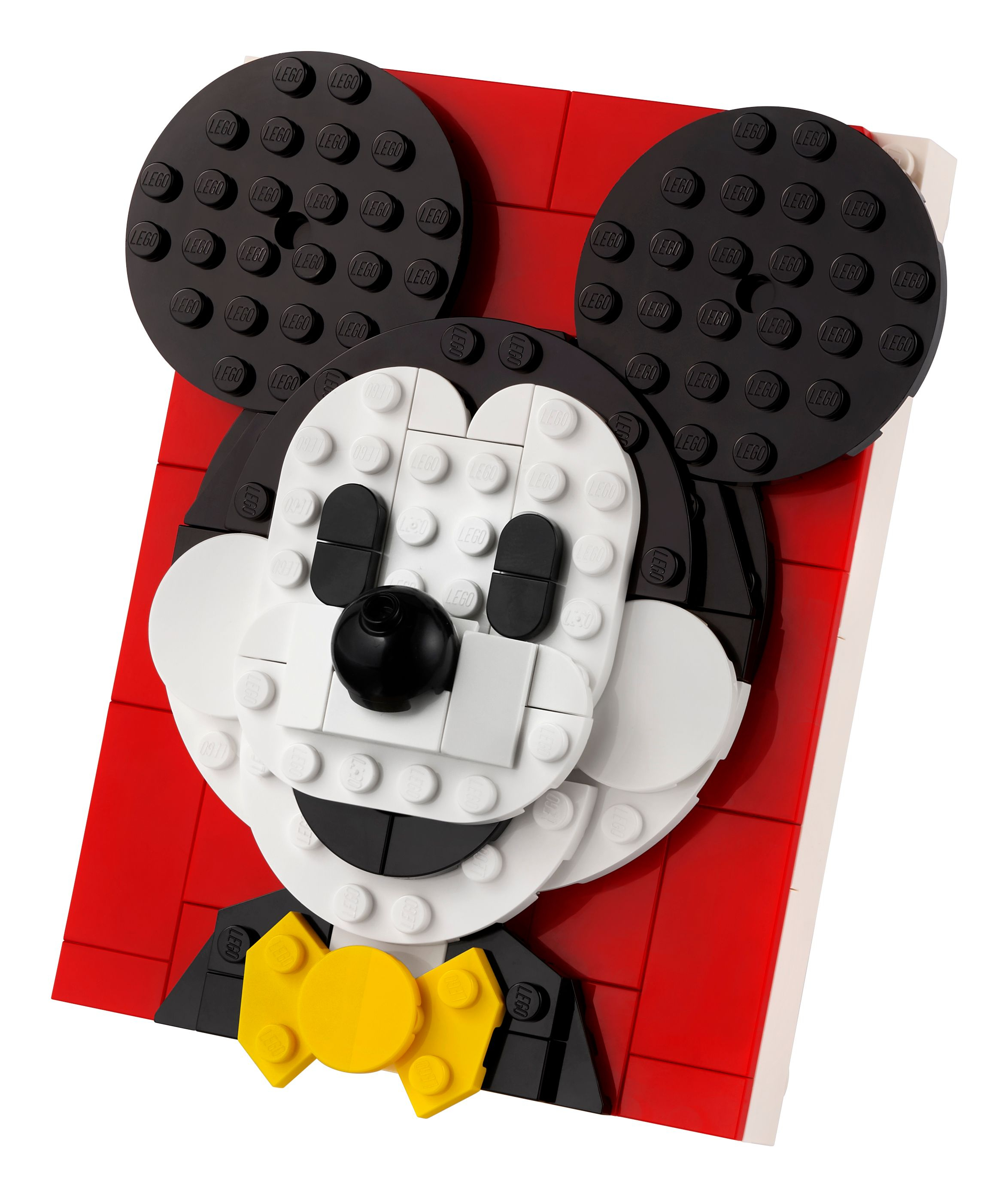 Faccia di Topolino Lego, con mattoncini bianchi e neri su sfondo rosso.