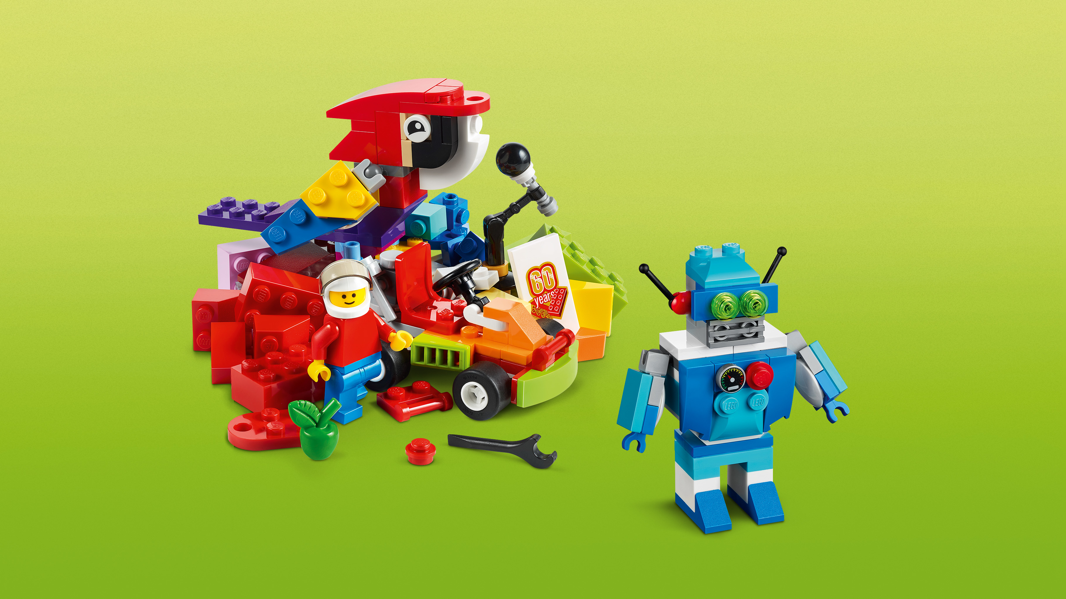 Set Lego con blocchi rossi e blu. Include un robot e una figura di uomo, uno scooter e accessori.