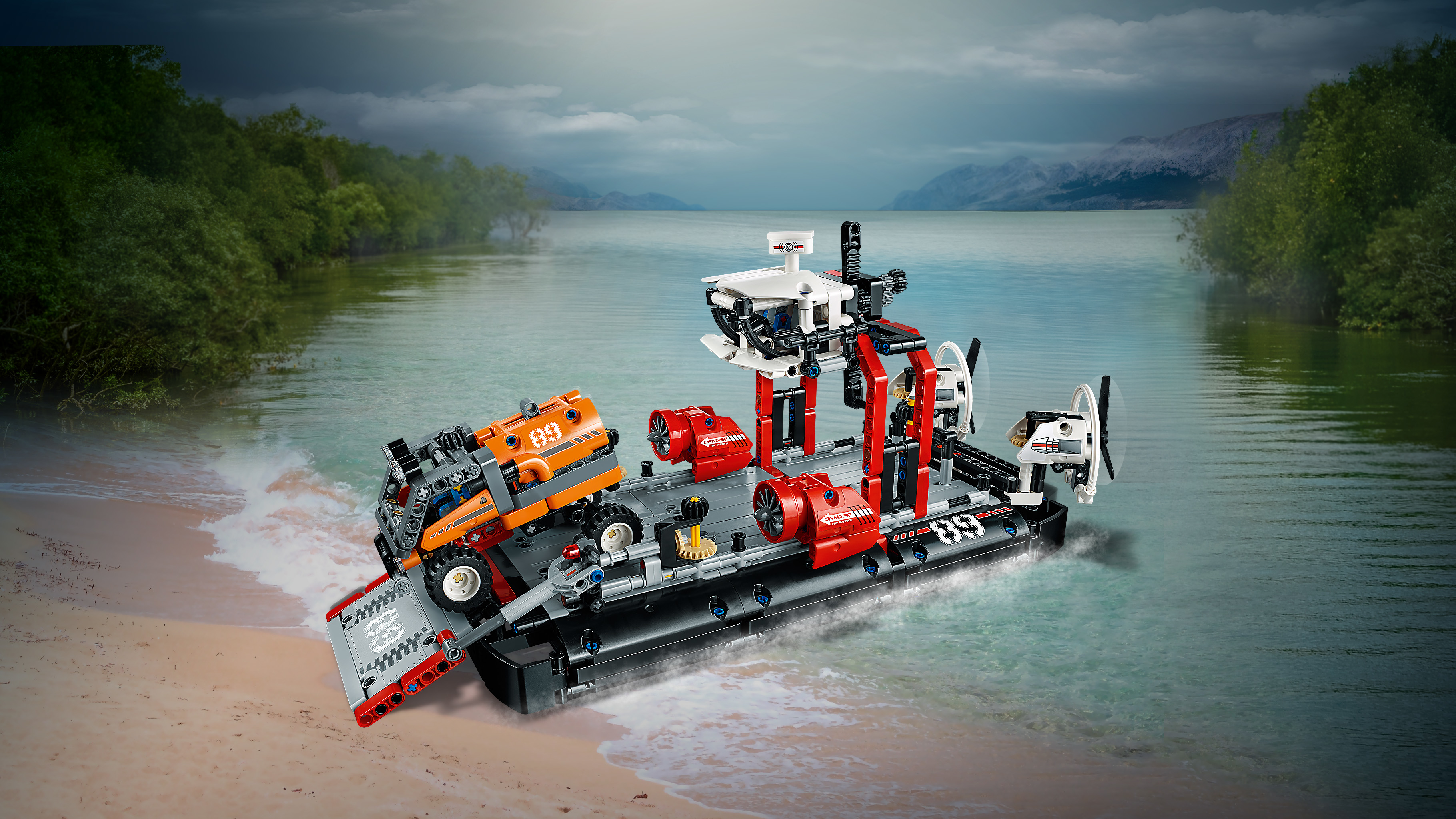Een Lego Technic set met een grote boot op water, een vrachtwagen en een reddingsstructuur met lichten.