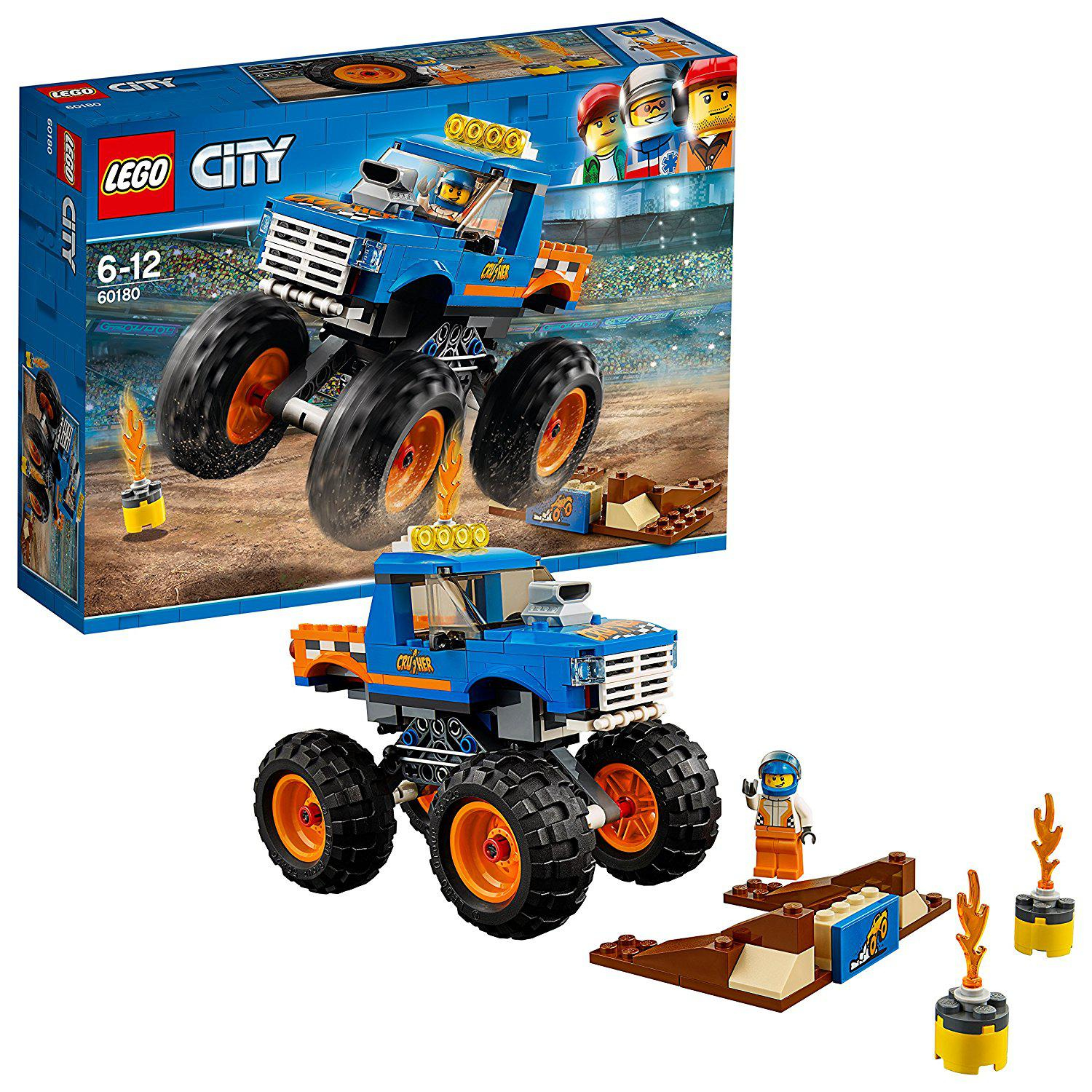 Zestaw Lego City z niebieskim monster truckiem, rampą i minifigurką. Pudełko w tle. Białe tło.