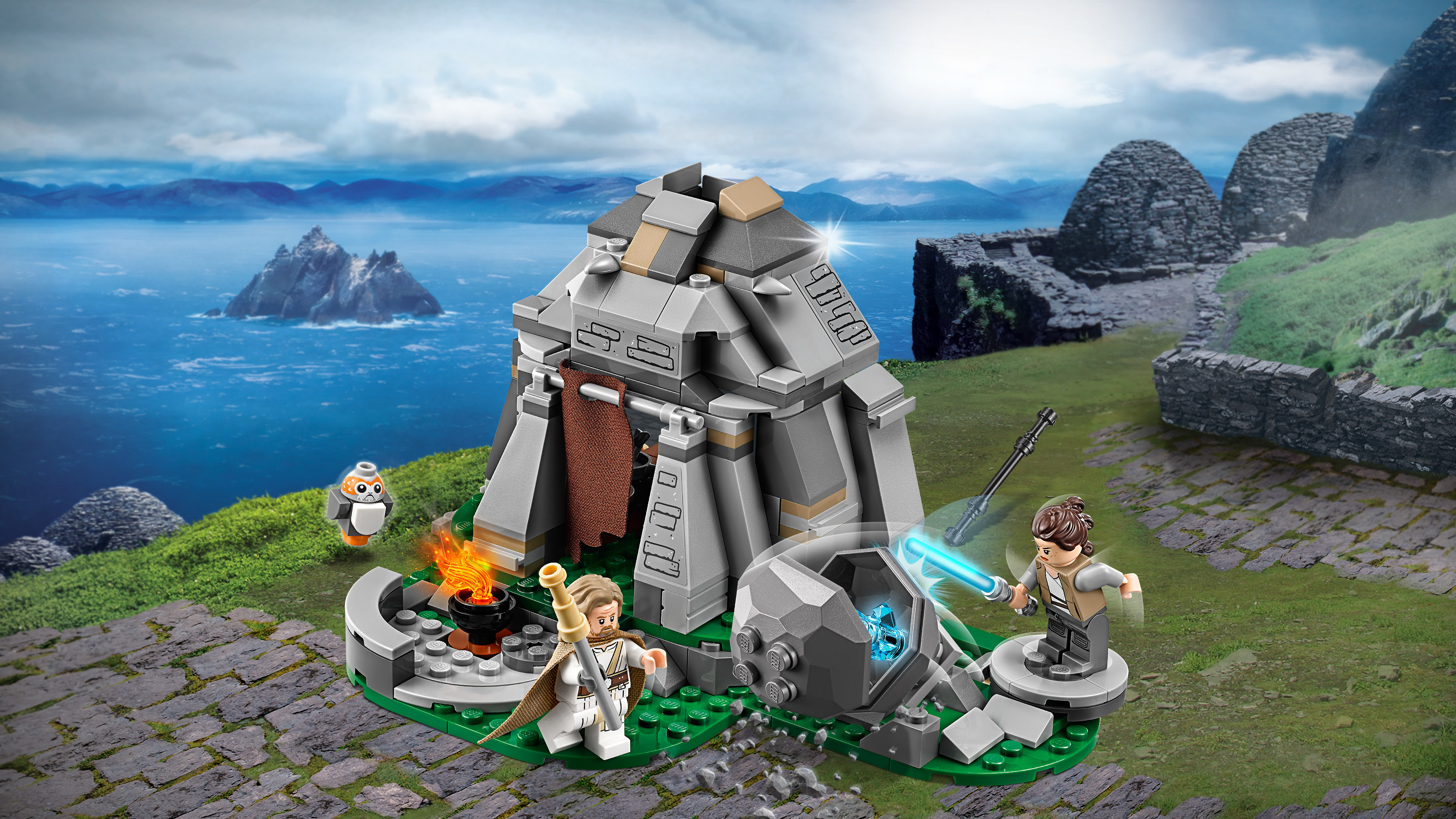 Set Lego Star Wars. Due figure con spade laser, una capanna e una creatura su un'isola verde.