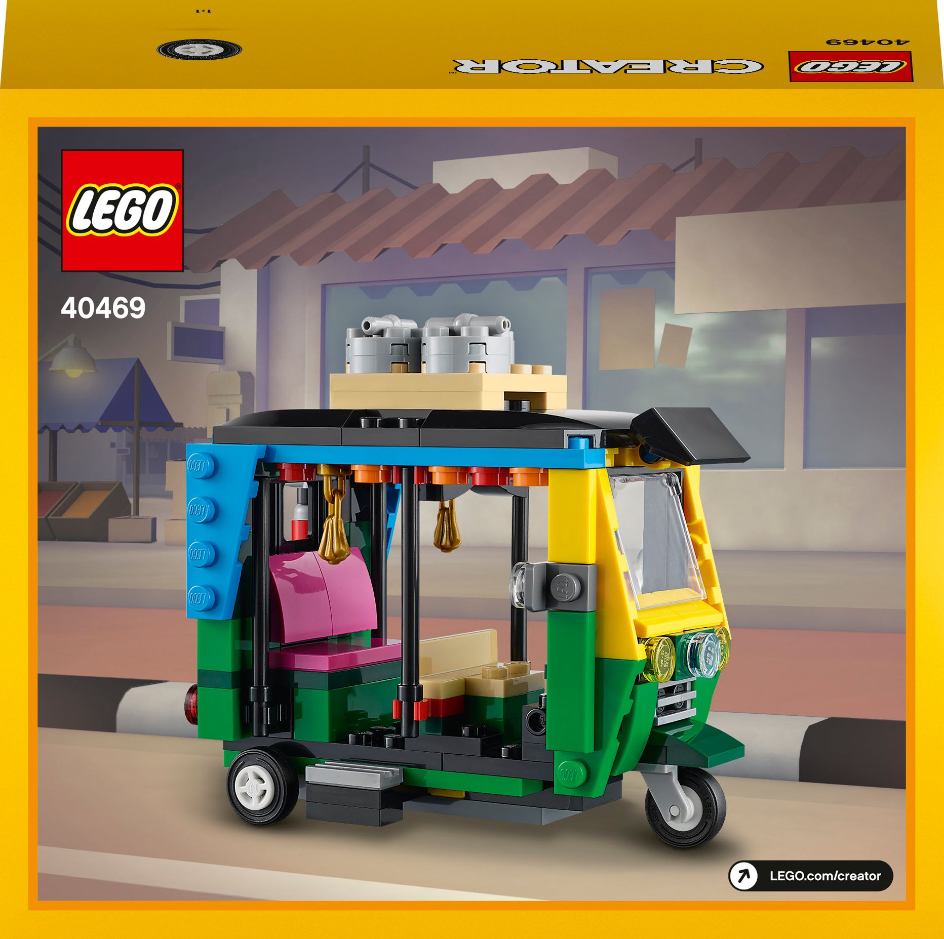 Un set Lego Creator. Un piccolo e colorato veicolo Tuk-Tuk è in primo piano, con uno sfondo giallo.