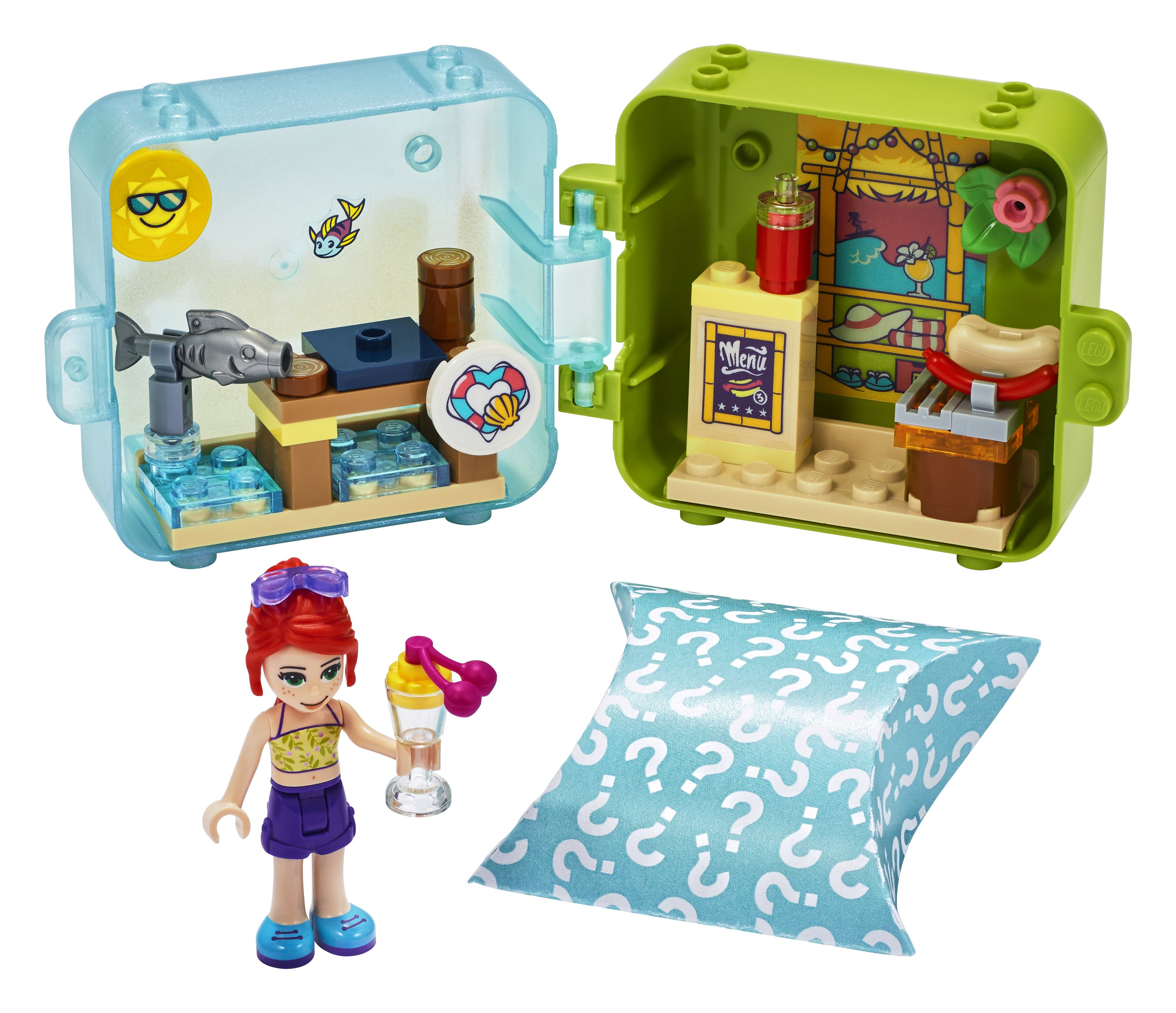 LEGO Friends set met twee open dozen met strandscènes, een minifiguur en een vraagtekekussen.