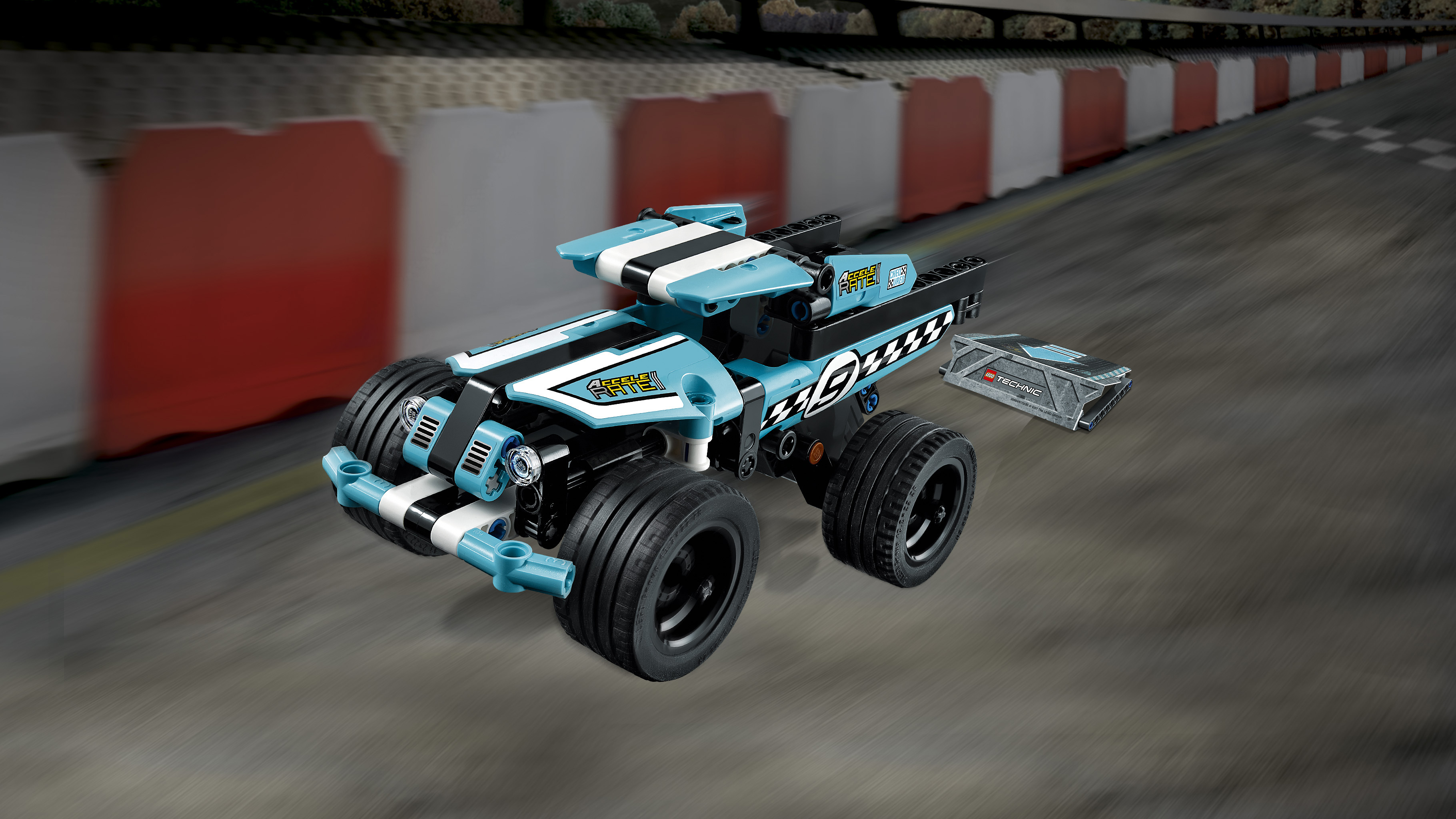 Zabawkowy samochód terenowy LEGO Technic jest pokazywany na szarym torze.