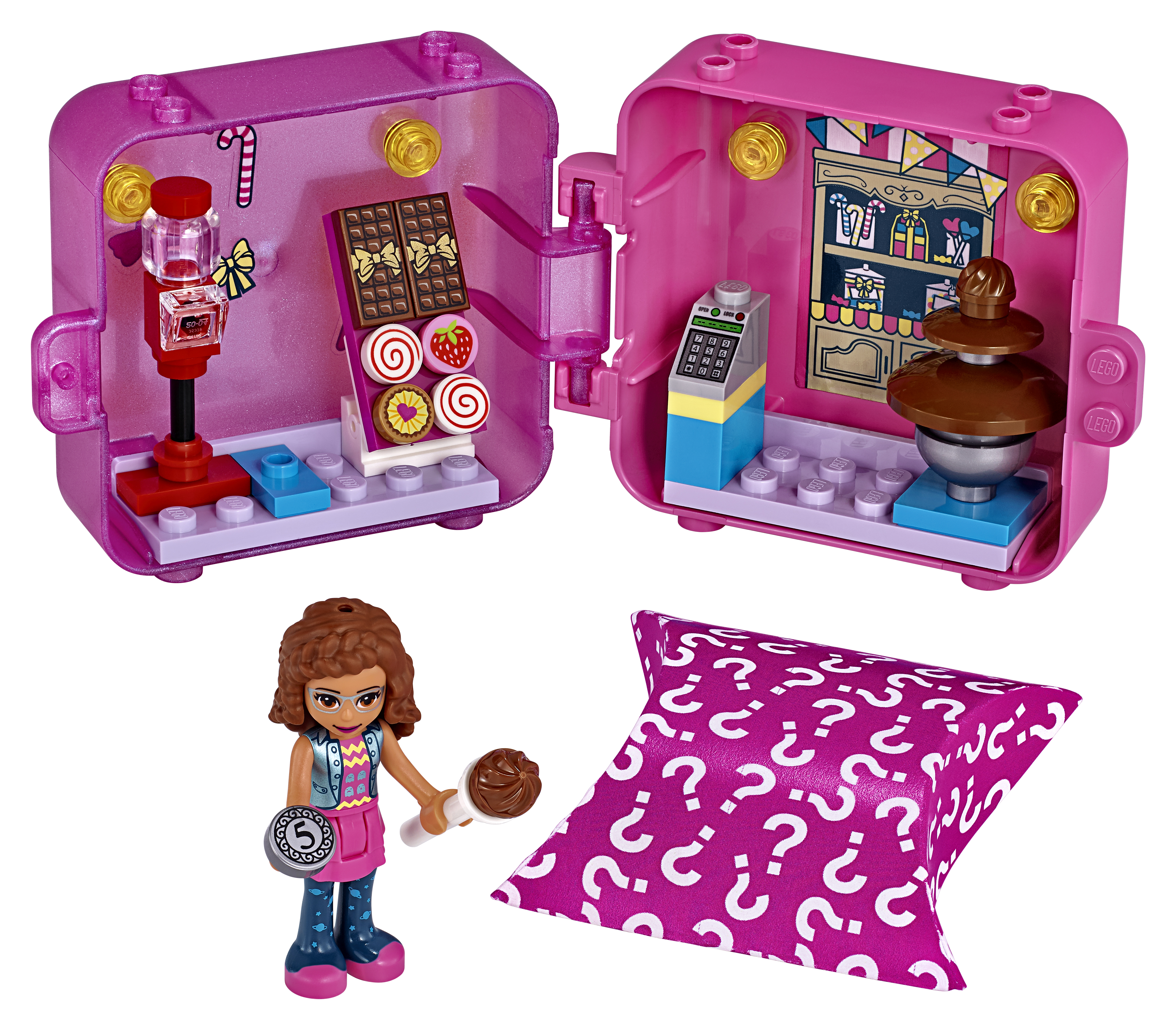 Pembe bir şekerci dükkanı olan bir Lego seti. Bir sakız makinesi, çikolatalar ve bir ikramla bir minifigür var.